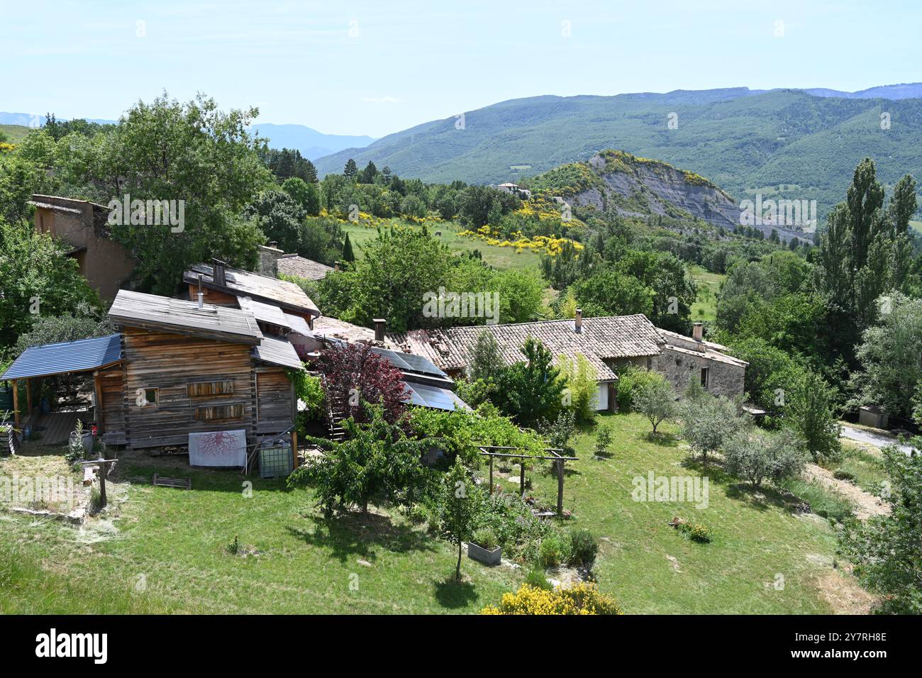 Vista panoramica della valle di Jabron, affluente o affluente della Durance, Alpes-de-Haute-Provence Provence, Francia Foto Stock