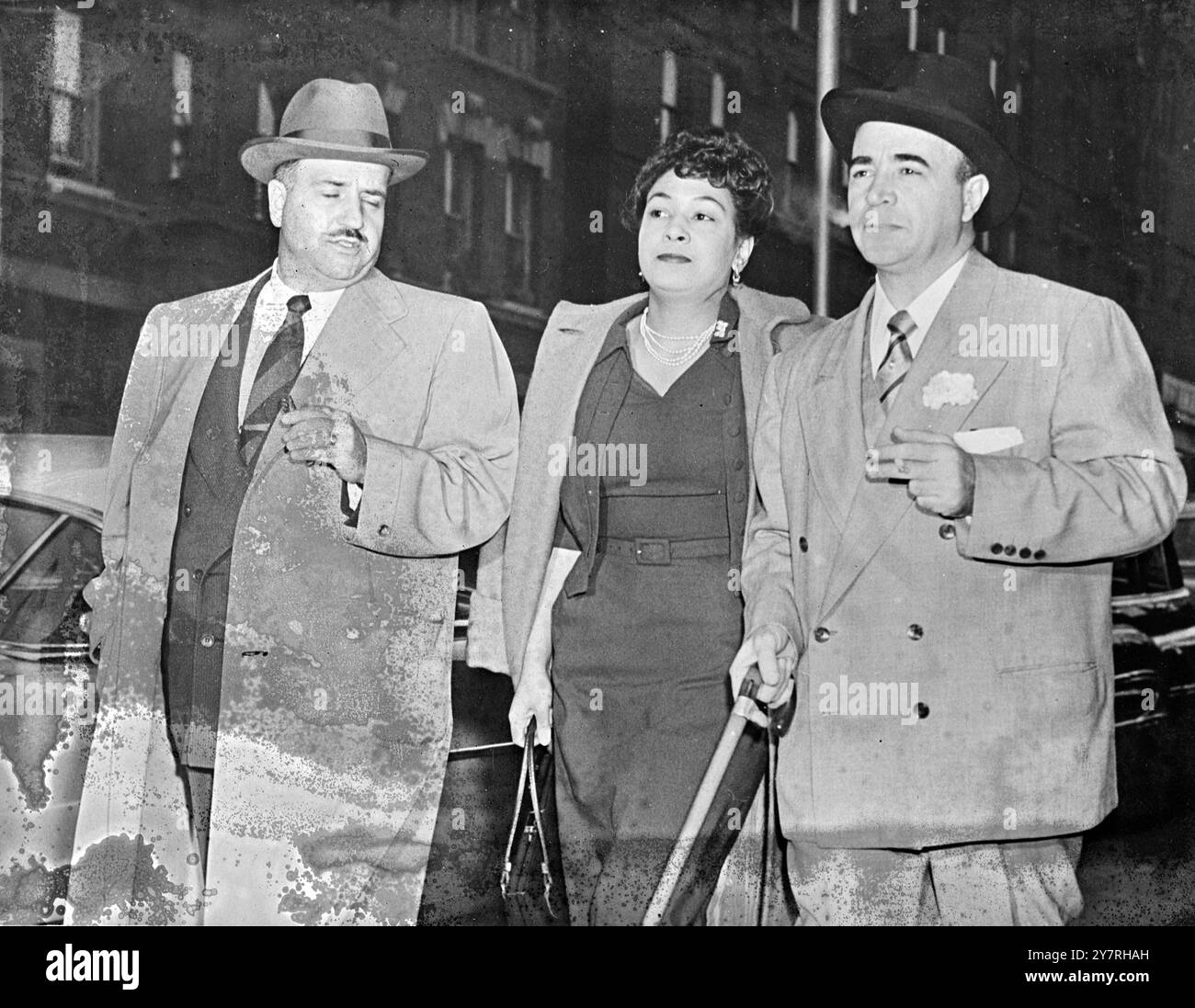 Foto via radio da New York. Randolph Turpin accusato di aver aggredito una donna di colore. 2.II.53. Boxer Randolph Turpin, che ha recentemente perso la sua lotta per il campionato mondiale dei pesi medi contro Bobo Olson, è stato oggi accusato al 151st Street Manhattan Court per aver aggredito una ventiquattro anni di colore, la signora Adele Daniels, che si è lamentata del fatto che Turpin l'aveva battuta diverse volte nelle ultime sei settimane. Turpin è apparso davanti al signor John Prendergast ed è stato rilasciato in libertà vigilata dal suo avvocato fino a mercoledì prossimo. La foto INP mostra la signora Adele Daniels accompagnata dal suo avvocato, Roland sa Foto Stock