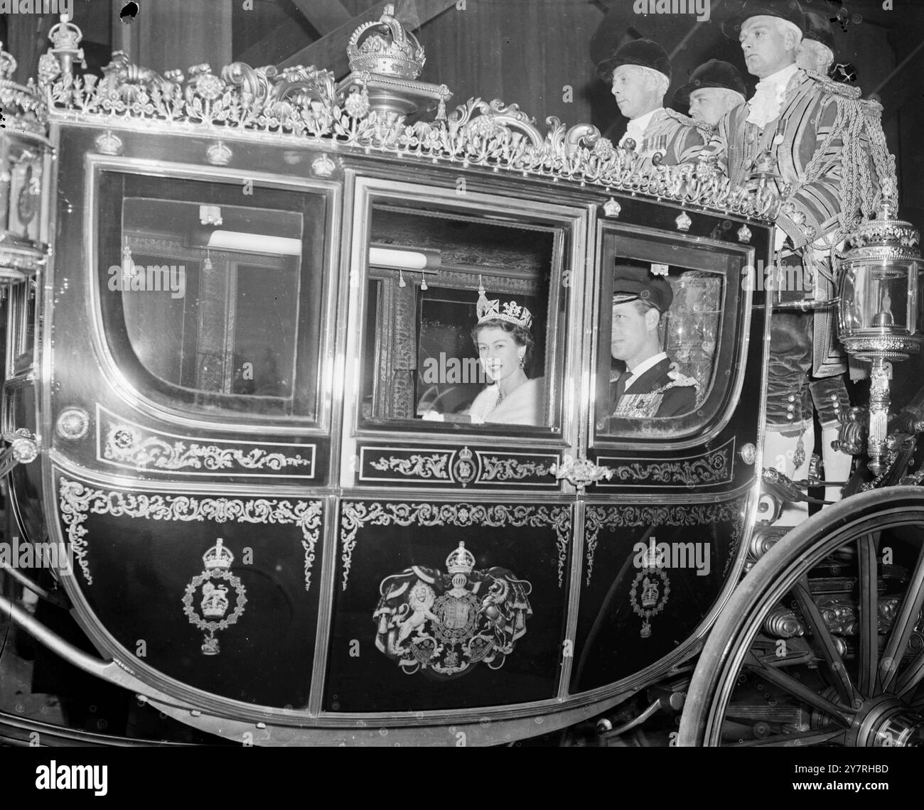 Queen guida per aprire il Parlamento. 3.11.53. H.M. la Regina ha fatto un viaggio di stato da Buckingham Palace a Westminster stamattina per aprire la nuova sessione del Parlamento. Fu accompagnata dal duca di Edimburgo. La foto della I.N.P. mostra H.M. la Regina durante il viaggio di ritorno a Buckingham Palace. Foto di J. Waldorf. PJ/ 732 72319. Foto di notizie internazionali. Foto Stock