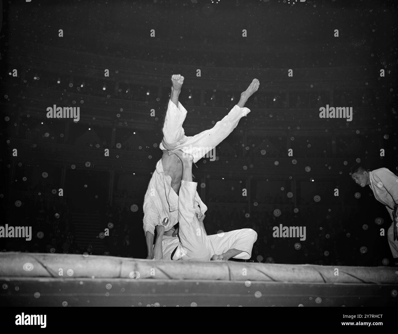 Sopra di te. 31.10.53. La foto di I.N.P. mostra Ratmunt d'Olanda (sul retro) getta Boggio d'Italia per vincere il suo incontro durante i Campionati europei di Judo alla Royal Albert Hall di Londra, ieri sera. Foto di S. Heydinger. 359com/PJ/72257. Foto di notizie internazionali. Foto Stock