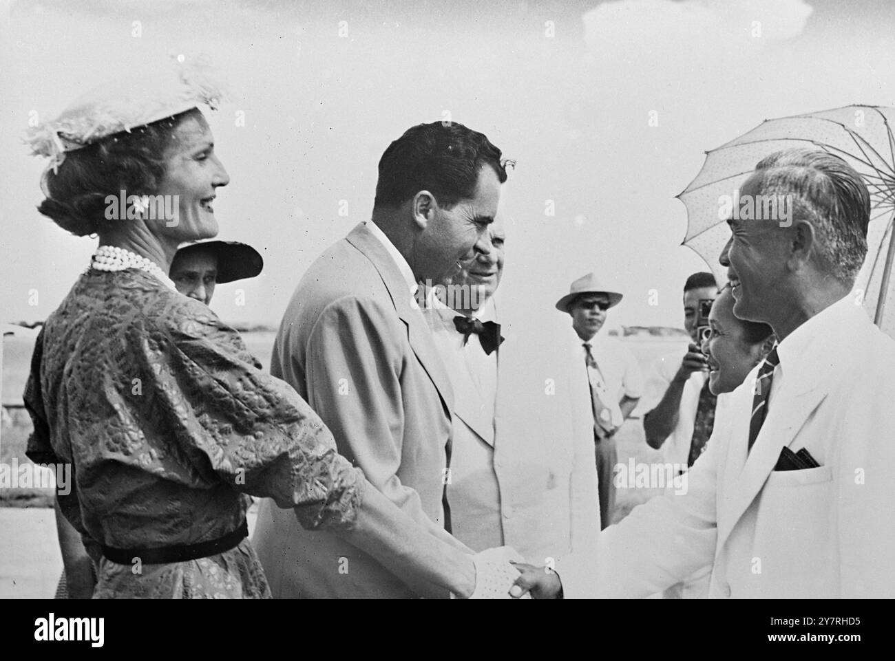 Il Premier thailandese dà il benvenuto al Vicepresidente degli Stati Uniti. Il 4 novembre 1953, un grande e distinto raduno fu all'aeroporto di Bangkok, Siam, per dare il benvenuto al vicepresidente degli Stati Uniti, Richard Nixon, e a sua moglie al loro arrivo il 27 ottobre. Una scorta di 16 combattenti dell'aeronautica siamese ha incontrato l'aereo del Vicepresidente. La foto INP mostra il signor e la signora Nixon (a sinistra) accolti in aeroporto dal primo ministro e da sua moglie, Feldmaresciallo e Lady Phibun Songkhram (a destra). Foto Stock