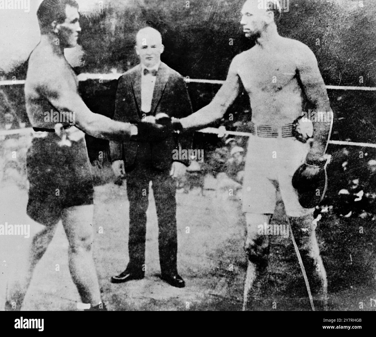 Grandi combattimenti del passato: A San Francisco, negli Stati Uniti, il 25 luglio 1902, Jim Jeffries mise fuori gioco Bob "Ruby Red" Fitzsimmons, "The man from Down Under", in otto round. La foto INP mostra Jeffries (a sinistra) e Fitzsimmons che stringono la mano prima dell'incontro. Foto di notizie internazionali. Foto Stock