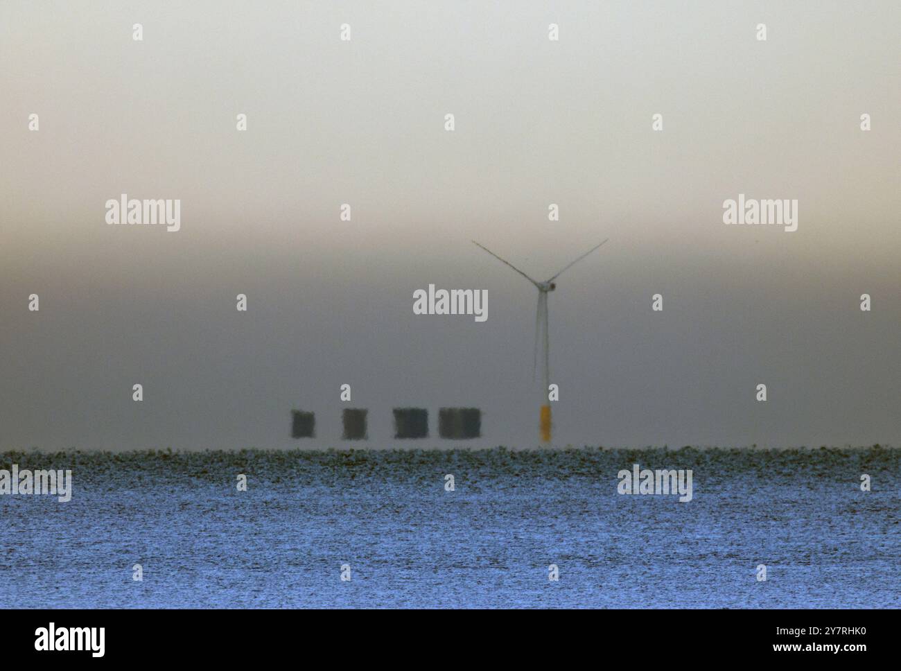 Red Sands Fort, progettato da Guy Maunsell per la difesa antiaerea durante la seconda guerra mondiale, visto da Seasalter Beach, Kent, Regno Unito. Foto Stock