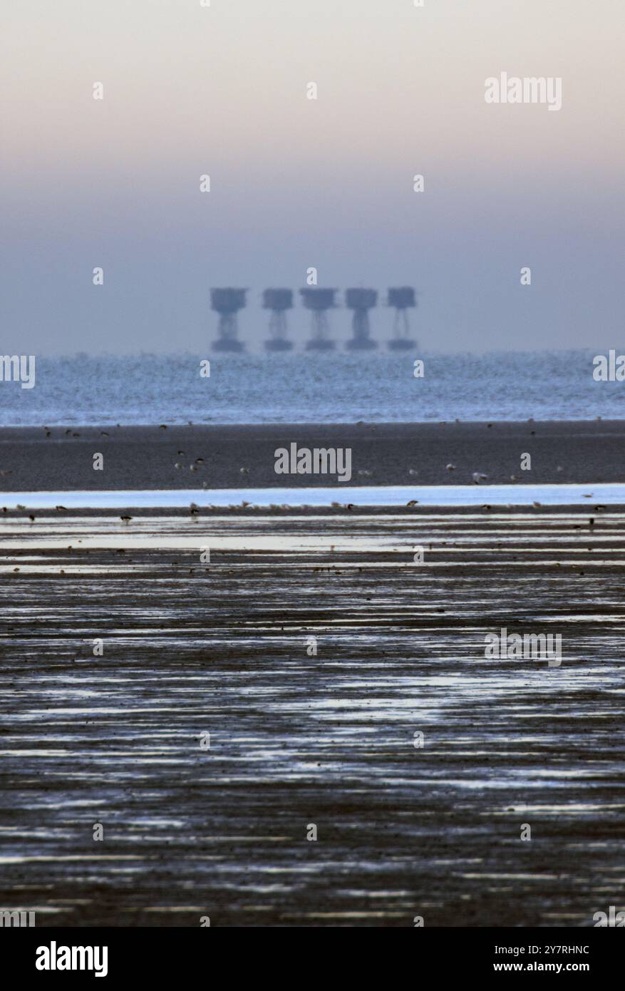 Red Sands Fort, progettato da Guy Maunsell per la difesa antiaerea durante la seconda guerra mondiale, visto da Seasalter Beach, Kent, Regno Unito. Foto Stock
