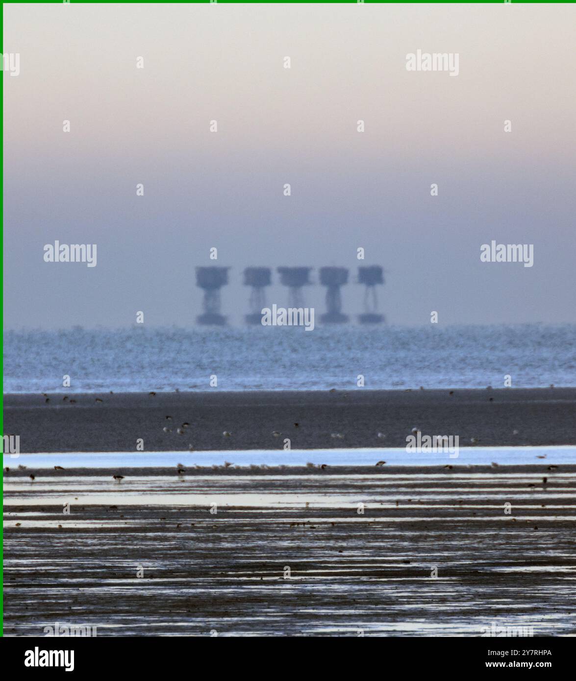 Red Sands Fort, progettato da Guy Maunsell per la difesa antiaerea durante la seconda guerra mondiale, visto da Seasalter Beach, Kent, Regno Unito. Foto Stock