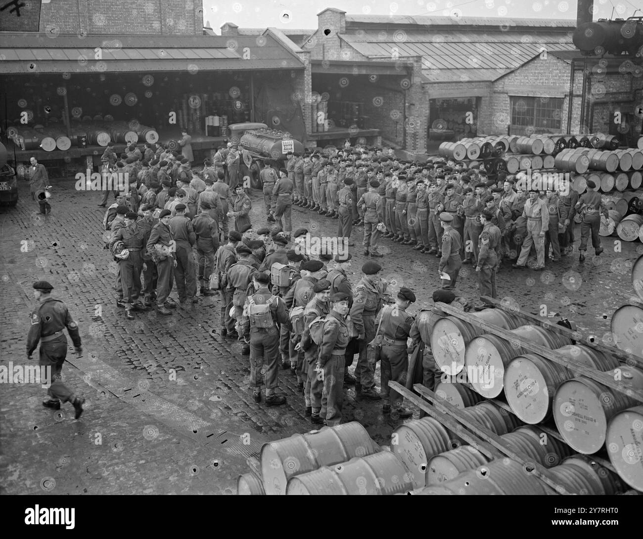 Il traffico di Londra diminuisce 24.10.53. Anche se gli uomini dei tre servizi hanno iniziato a fornire le forniture di benzina di Londra, i garage sono ancora chiusi e le strade stanno gradualmente diventando vuote di traffico man mano che sempre più veicoli si esauriscono. La foto dell'INP mostra una vista generale all'interno del deposito principale del quartier generale di Sheelmex a Fulham, mostrando alle truppe che vengono istruite per il lavoro quotidiano di consegna della benzina. Foto di J. Waldorf. Foto di notizie internazionali. 72I24.H. Foto Stock