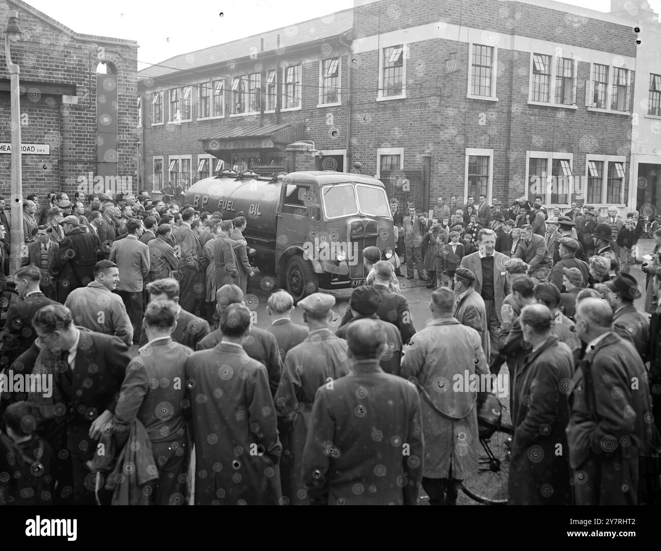 Il traffico di Londra diminuisce 24.10.53. Anche se gli uomini dei tre servizi hanno iniziato a fornire le forniture di benzina di Londra, i garage sono ancora chiusi e le strade stanno gradualmente diventando vuote di traffico man mano che sempre più veicoli si esauriscono. La foto della I.N.P. mostra una delle prime petroliere guidate da gruppi che lasciano il deposito principale di Shellmax a Fulham questa mattina, osservata dagli scioperanti. Foto di J. Waldorf. Foto di notizie internazionali. Foto Stock
