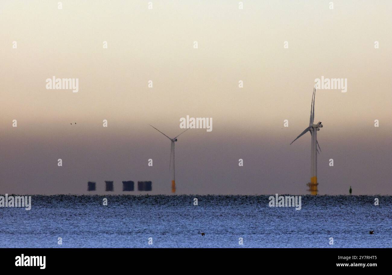 Red Sands Fort, progettato da Guy Maunsell per la difesa antiaerea durante la seconda guerra mondiale, visto da Seasalter Beach, Kent, Regno Unito. Foto Stock
