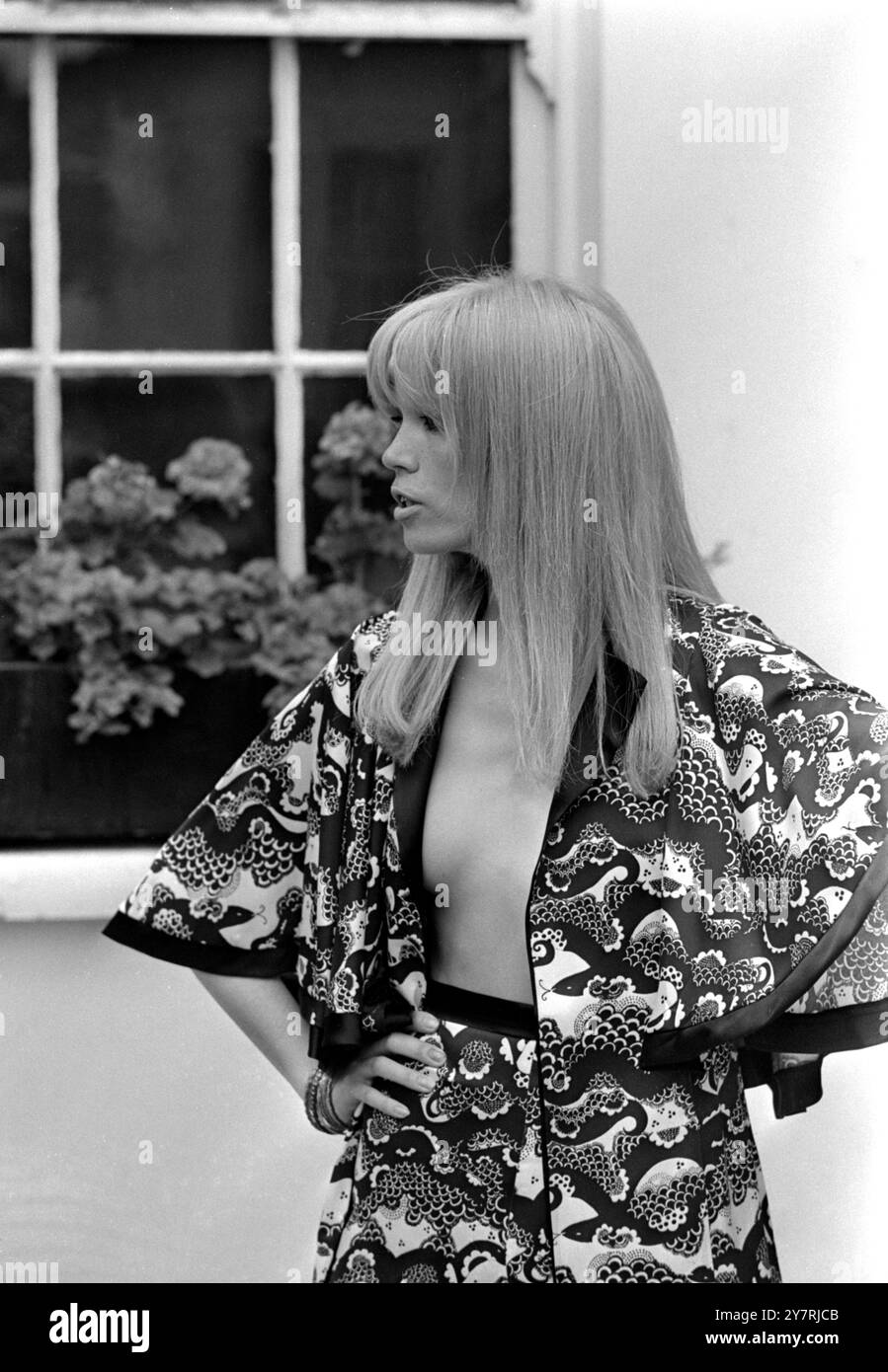 LONDRA: AMANDA LEAR in un kimono stampato in raso, aperto alla vita - uno degli outfit della collezione autunnale della designer britannica Alice Pollock che ha presentato qui oggi. 6 agosto 1969 Foto Stock