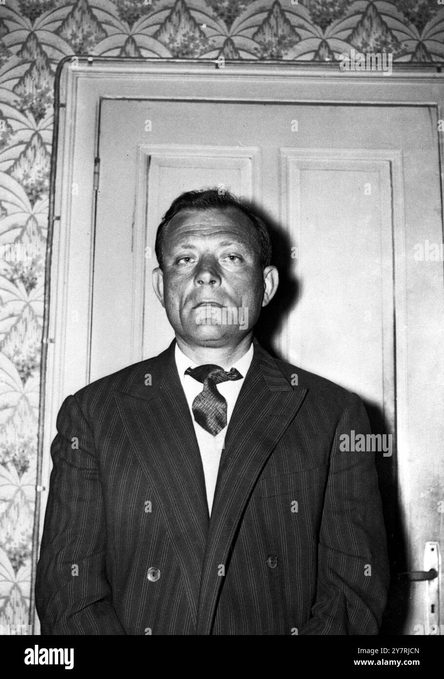 CONFESSA A PEUGEOT CHE RAPISCE Annecy, Francia : ritratti della polizia, appena ricevuti a Londra da Annecy di Pierre Larcher, di 38 anni conosciuto in alcuni quartieri di Parigi come Handome Serge, che, la polizia francese ha annunciato oggi, ha confessato la sua parte nel rapimento nell'aprile dello scorso anno di Eric Peugeot, figlio di quattro anni di Roland Peugeot, magnate dell'automobile francese. Larcher e Raymond Rolland, noto anche come Roland de Beaufort, furono prelevati insieme a un altro uomo e tre donne durante una vacanza sulla neve a Megeve. Ci si aspettava che Larcher e Rolland si sarebbero confrontati con Eric, ormai invecchiato f Foto Stock