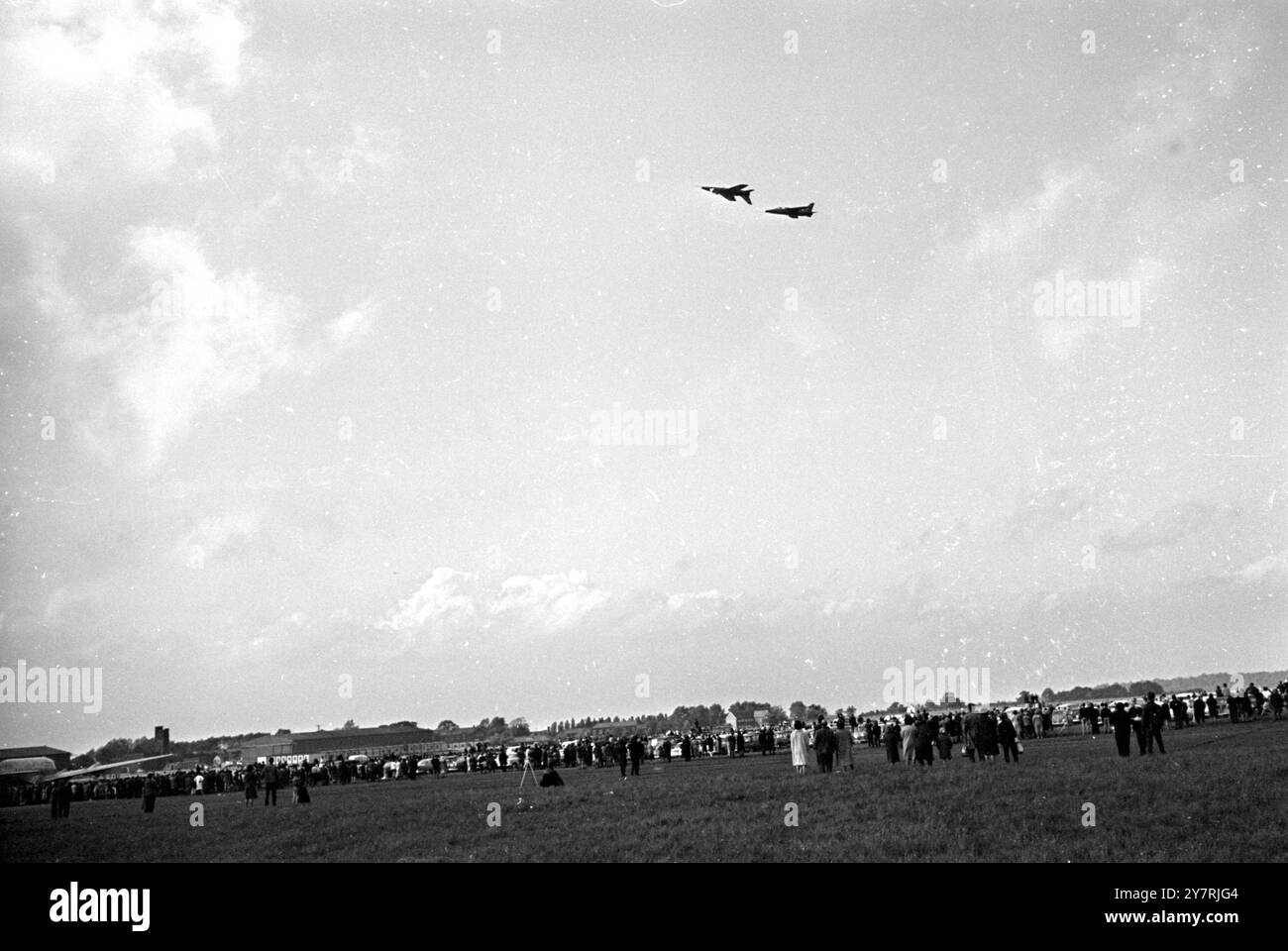 BALLET OF THE SKYBiggin Hill, Kent, Inghilterra, Regno Unito : nella foto in cielo alla fiera aerea del 15 maggio ecco gli addestratori Gnat jet del team acrobatico della Royal Air Force - le frecce rosse, le cui manovre in perfetta formazione sono qualcosa di cui il laico può meravigliarsi e a volte essere cercato da aspirante pilota. Sempre in mostra c'era X for X-ray, un anziano bombardiere del Lancashire, ultimo della linea, che si è abbattuto attraverso i cieli dall'Australia per prendere parte alla Fiera Internazionale. Questa reliquia della seconda guerra mondiale attirò il più grande pubblico nostalgico. 17 maggio 1965 Foto Stock
