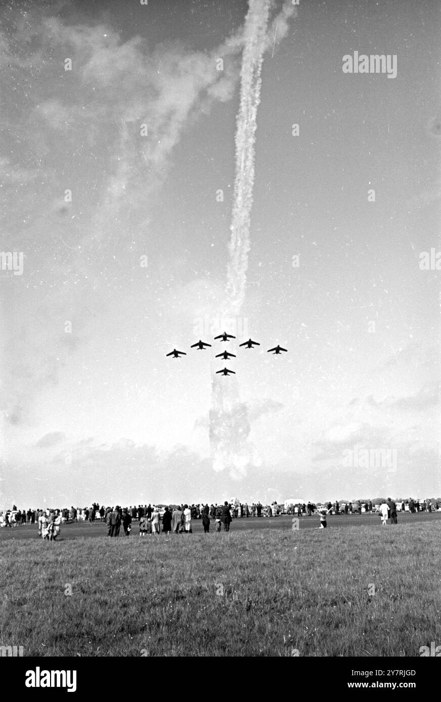 BALLET OF THE SKYBiggin Hill, Kent, Inghilterra, Regno Unito : nella foto in cielo alla fiera aerea del 15 maggio ecco gli addestratori Gnat jet del team acrobatico della Royal Air Force - le frecce rosse, le cui manovre in perfetta formazione sono qualcosa di cui il laico può meravigliarsi e a volte essere cercato da aspirante pilota. Sempre in mostra c'era X for X-ray, un anziano bombardiere del Lancashire, ultimo della linea, che si è abbattuto attraverso i cieli dall'Australia per prendere parte alla Fiera Internazionale. Questa reliquia della seconda guerra mondiale attirò il più grande pubblico nostalgico. 17 maggio 1965 Foto Stock