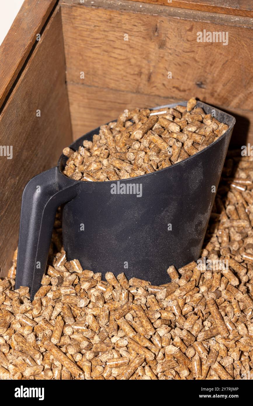 Riscaldamento dei pellet in una scatola di legno Foto Stock