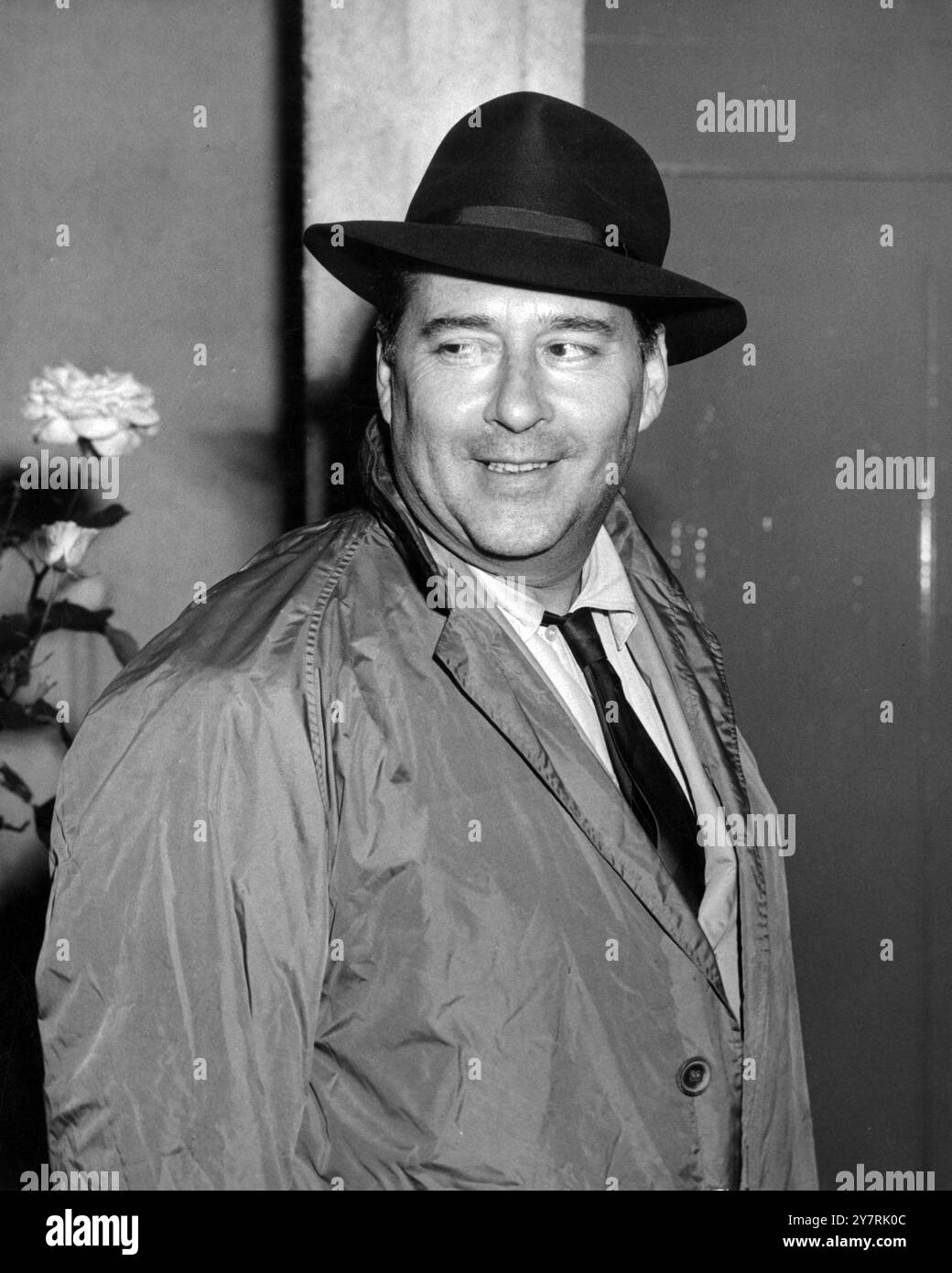 ROSSELLINI VOLA CON il BACKFilm maker Roberto Rossellini, che di recente è andato ai Caraibi per il nuovo film di Joan Collins Seawife, è tornato all'aeroporto di Londra ieri sera. 22 giugno 1956 Foto Stock