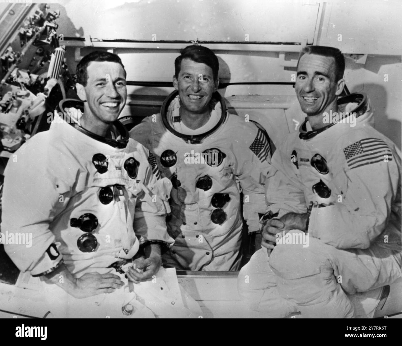 PRIMA MISSIONE APOLLO CON EQUIPAGGIO CREWCape Kennedy Florida, USA: Il primo equipaggio per la prima missione Apollo con equipaggio, assegnato dalla National Aeronautics and Space Administration. Sono a destra : gli astronauti Donn F Eisele, pilota del modulo di comando; Walter M Schirra, comandante Junior e Walter Cunningham, pilota del modulo lunare. Il Saturn 1B sarà lanciato dal complesso 34, Cape Kennedy, Florida. 16 agosto 1968 Foto Stock