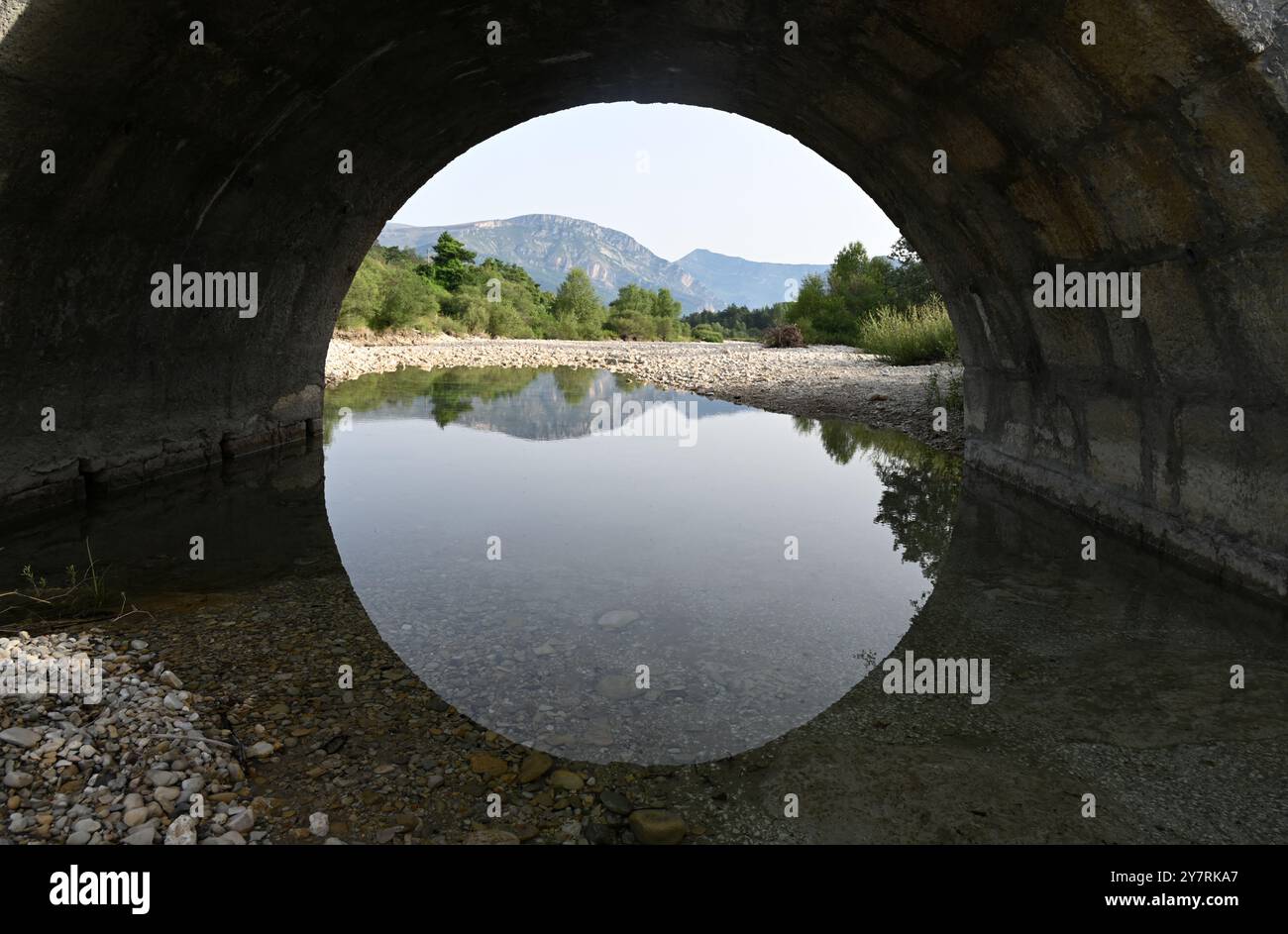 Vista attraverso il 18° Pont de Trigance o lo storico Ponte della Trigance sul fiume le Jabron con la gola del Verdon sullo sfondo Var Provence France Foto Stock