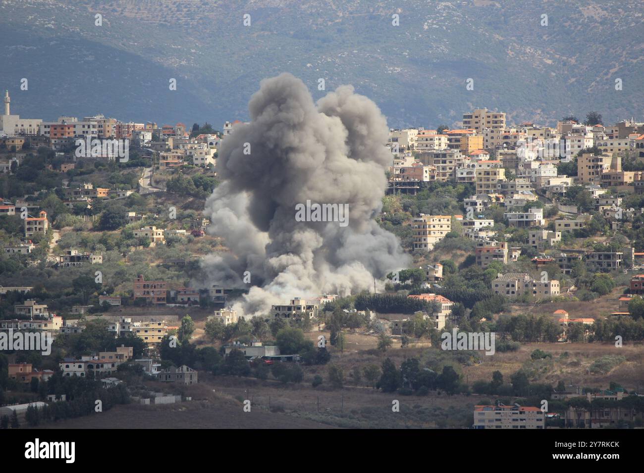 Khiam, Libano. 1 ottobre 2024. Il fumo sale a seguito di un attacco aereo israeliano nella città di Khiam, nel sud del Libano, il 1 ottobre 2024. I bombardamenti di artiglieria israeliana e gli attacchi aerei hanno ucciso più persone nel sud del Libano dalle prime ore del martedì mattina, hanno detto fonti militari libanesi. Crediti: Taher Abu Hamdan/Xinhua/Alamy Live News Foto Stock