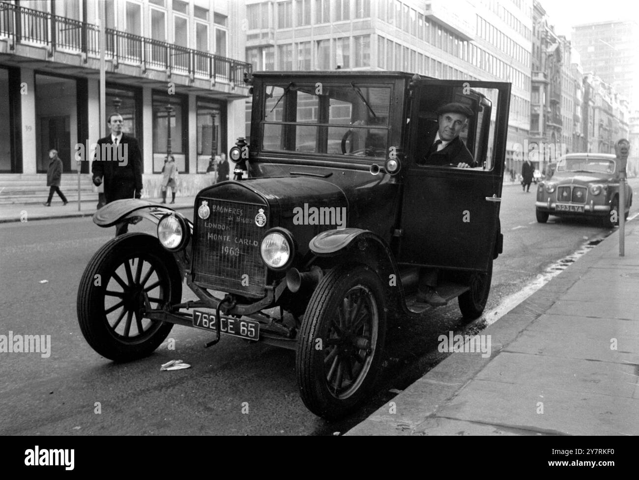 I PROPRIETARI DI AUTO VETERANI HANNO SFIDATO Londra, Inghilterra, Regno Unito: Il francese di 67 anni M Francois Frutier, nella foto, mentre lasciava il circolo del Royal Automobile Club con la sua Ford Model T del 1922, oggi, all'inizio di un viaggio non-stop pianificato per Monte Carlo. Prima di partire, M Frutier ha lanciato una sfida a tutti i piloti proprietari di un'auto veterana nel mondo. "Sono pronto a competere contro chiunque di loro in una corsa non-stop da Londra a Bagnere-di-Bigorre”, ha detto, "e la posta in gioco sarebbe la macchina stessa. Ma la corsa deve avvenire su una base di handicap”. Il suo viaggio a Monte Carlo, che spera di competere in una giornata e mezza Foto Stock