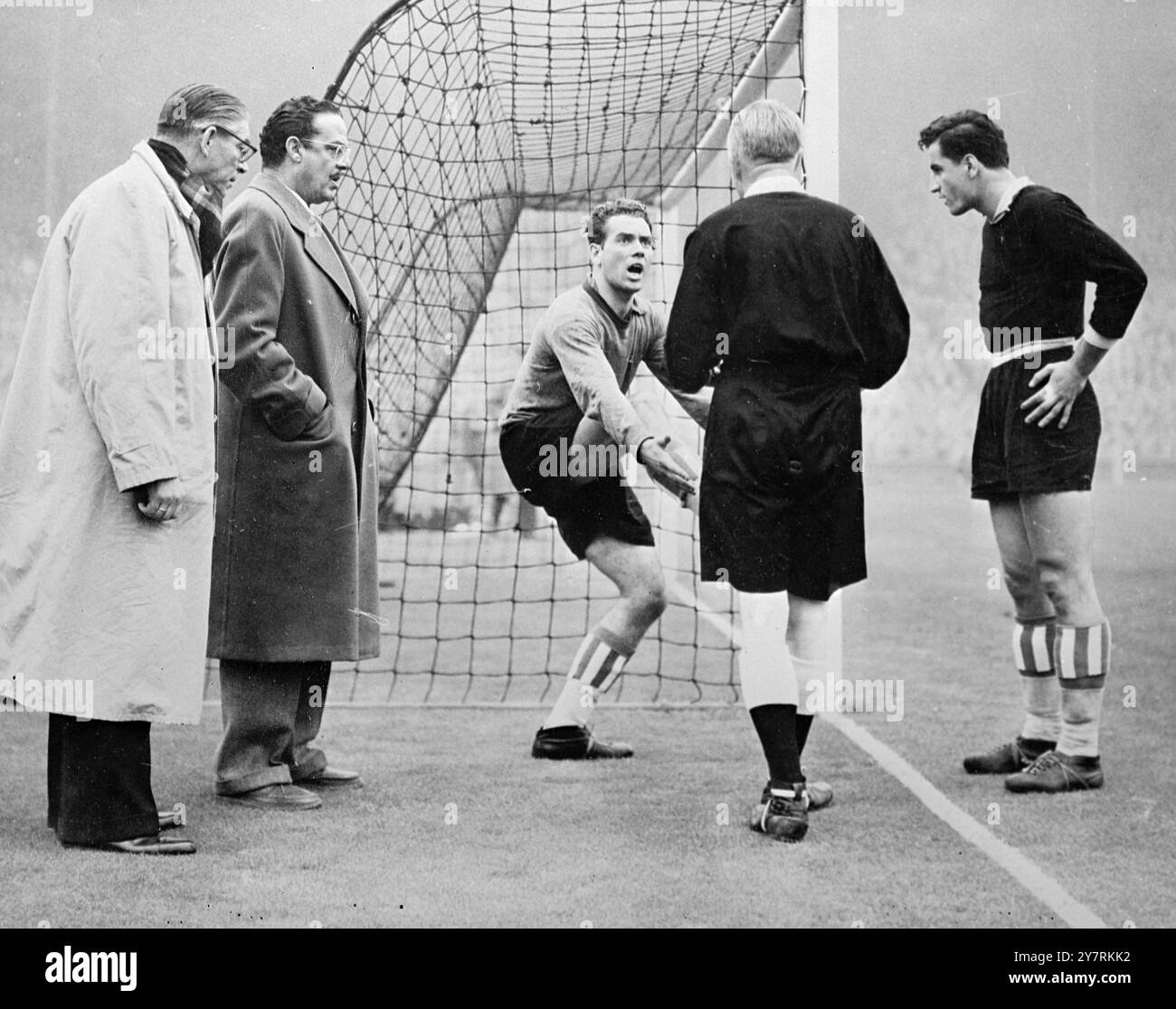 INGHILTERRA E GLI ALTRI PAREGGIANO 4-4 21.10.53. Il resto della squadra di calcio mondiale ha tenuto l'Inghilterra a un pareggio di 4-4 nella partita allo stadio di Wembley, Londra, questo pomeriggio. La foto di I.N.P. mostra quando i funzionari del resto del mondo volevano cambiare portiere durante la prima metà della partita, l'arbitro, Mr. B. M. Griffiths, del Galles, ebbe difficoltà a spiegare ai due portieri che le regole non lo permettevano. Foto di notizie internazionali Foto Stock