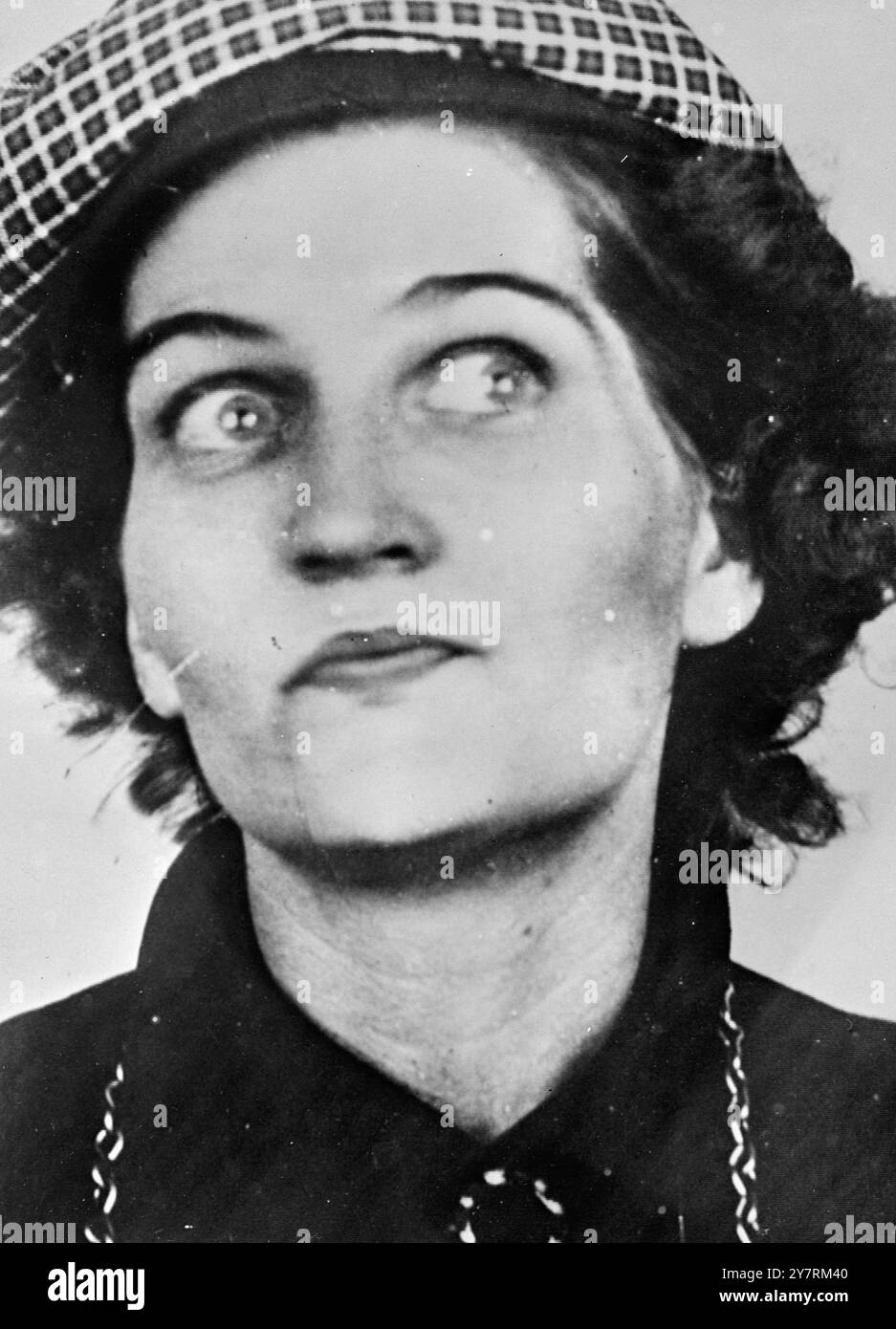 VITTIMA DI OMICIDIO TROVATA NELLA VALIGIA 13.10.53. La polizia americana sta cercando l'assassino di una donna il cui corpo, senza testa, gambe e tre dita, e' stato trovato in una valigia in una strada di New York. Le gambe sono state trovate cinque ore dopo in cima a una fila di bidoni in un'altra strada. La vittima è stata identificata dalle sue impronte digitali come una donna nota alla polizia come Florence Pearl Gibbons, Kathleen Gibbons e Dorothy Phillips, ma non sono sicuri di quale nome fosse il suo vero nome. La foto della I.N.P. mostra la donna identificata dalla polizia di Boston come Florence Pearl Gibbons. Una foto del suo arresto lì Foto Stock