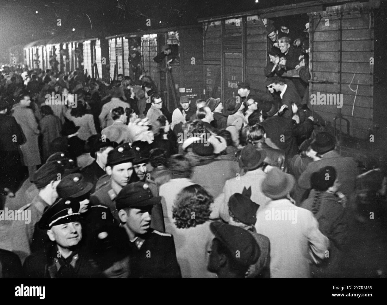 GLI AUSTRIACI OSPITANO LA RUSSIA 16.10.53. 634 austriaci, tra cui diversi civili, sono stati restituiti nel loro paese dalla Russia questa settimana. Tutti erano stati condannati all'incarcerazione per "crimini di guerra” e ora sono rilasciati con l'amnistia annunciata di recente. Hanno riferito che i prigionieri di quasi tutti i paesi sono nei campi di lavoro in attesa di rimpatrio. La foto di I.N.P. mostra migliaia di austriaci che si sono dimostrati a tifare i prigionieri rilasciati a casa. Foto di notizie internazionali Foto Stock
