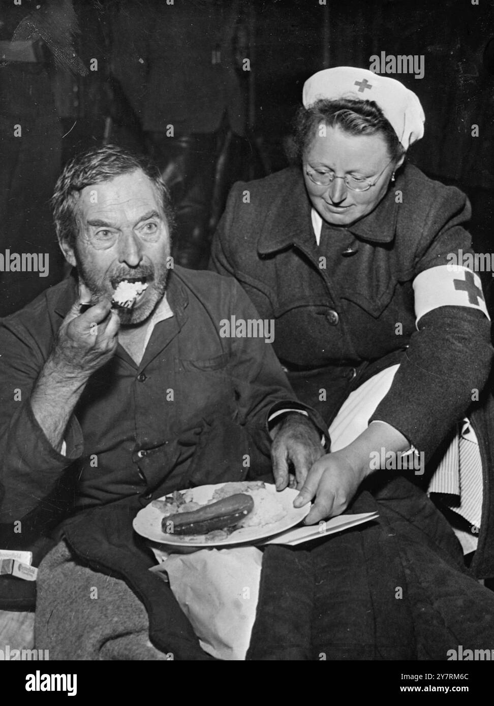GLI AUSTRIACI SONO DI CASA DALLA RUSSIA. 16.10.53. Questa settimana 634 austriaci, tra cui diversi civili, sono tornati nel loro paese dalla Russia. Tutti erano stati condannati all'incarcerazione per "crimini di guerra” e ora sono stati rilasciati con l'amnistia annunciata di recente. Hanno riferito che i prigionieri di quasi tutti i paesi sono nei campi di lavoro in attesa di rimpatrio. La foto di I.N.P. mostra gli austriaci liberati che ricevono il loro primo pasto nel loro paese dopo la loro prigionia, in alcuni casi dieci anni fa. Foto di notizie internazionali. Foto Stock