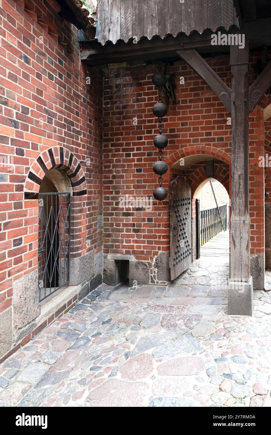 Meccanismo di trazione del ponte levatoio come parte di un ponte che conduce al castello medievale Foto Stock