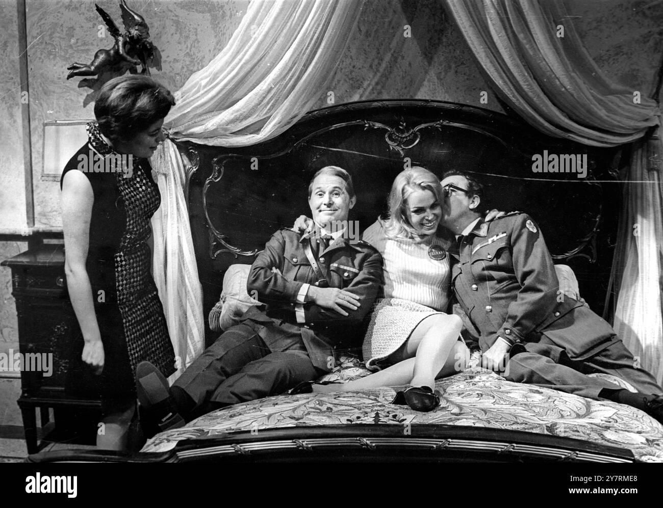 HAPPY SANDWICHBuckinghamshire, Inghilterra, Regno Unito : Miss Germania, Jutta Danske è raffigurata tra Ernie Wise (a sinistra) ed Eric Morecambe come chaperone di Miss Germania, Verity Reily-Collins guarda quando Miss Germania ha visitato gli studi dove i famosi Morecambe e Wise comici inglesi stanno attualmente filmando i magnifici due, oggi, 10 novembre 1966. È qui per il concorso Miss mondo del 17 novembre 1966. 10 novembre 1966 Foto Stock