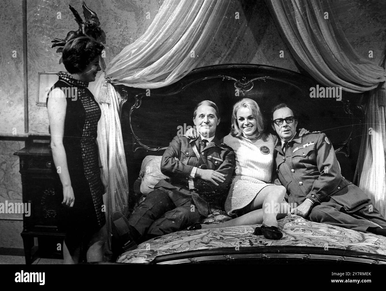 HAPPY SANDWICHBuckinghamshire, Inghilterra, Regno Unito : Miss Germania, Jutta Danske è raffigurata tra Ernie Wise (a sinistra) ed Eric Morecambe come chaperone di Miss Germania, Verity Reily-Collins guarda quando Miss Germania ha visitato gli studi dove i famosi Morecambe e Wise comici inglesi stanno attualmente filmando i magnifici due, oggi, 10 novembre 1966. È qui per il concorso Miss mondo del 17 novembre 1966. 10 novembre 1966 Foto Stock