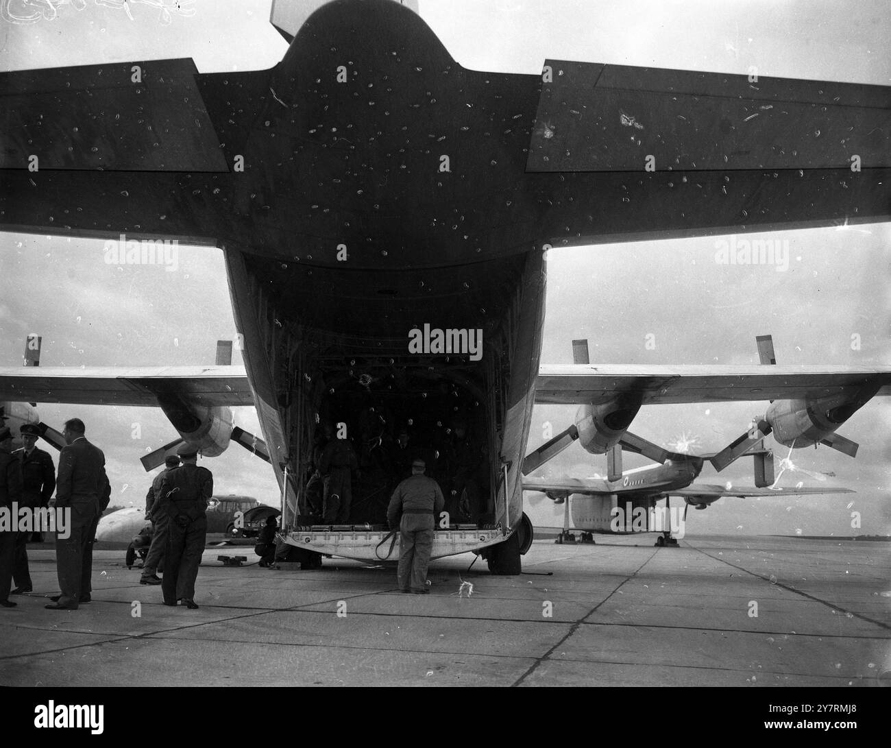 GRANDI VETTORI AEREI IN MOSTRA. BOSCOME DOWN, WILTSHIRE, INGHILTERRA : compartimenti merci di un Lockheed C-130 Hercules degli Stati Uniti d'America trasporto medio d'assalto (primo piano) e di un Blackburn Beverly britannico (sfondo destro), visto durante una dimostrazione di aerei e attrezzature da trasporto britannici e americani qui. L'Hercules è alimentato da quattro motori turboelica e viaggia a 330 km/h. Ha un vano merci lungo quasi 41,5 piedi. Il Beverly ha una velocità massima di 238 mph e può trasportare 94 soldati completamente armati o 70 paracadutisti. 23 ottobre 1957 Foto Stock