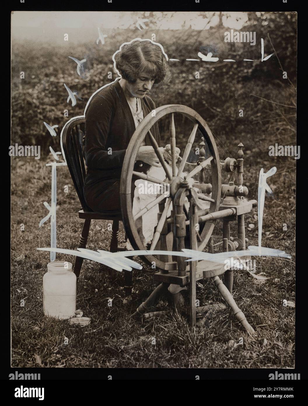 Il villaggio che ride di depressione. Tutto il mondo chiede i capi tessuti a mano di Kilve. - La prosperità sta tornando con fretta al piccolo villaggio di Kilve, nelle colline di Quantock, vicino Bridgewater. In questo villaggio, situato vicino alla costa del Canale di Bristol, la filatura e la tessitura sono ancora eseguite esattamente come erano centinaia di anni fa. Un fiorente commercio di esportazione verso l'America, l'Italia, la Francia e altri paesi è stato sviluppato dall'artigiano di Kilve, che produce cappotti, gonne, tappeti, sciarpe e altri indumenti in un modo che non può essere imitato in nessuna parte del mondo. Con la crescita di Foto Stock