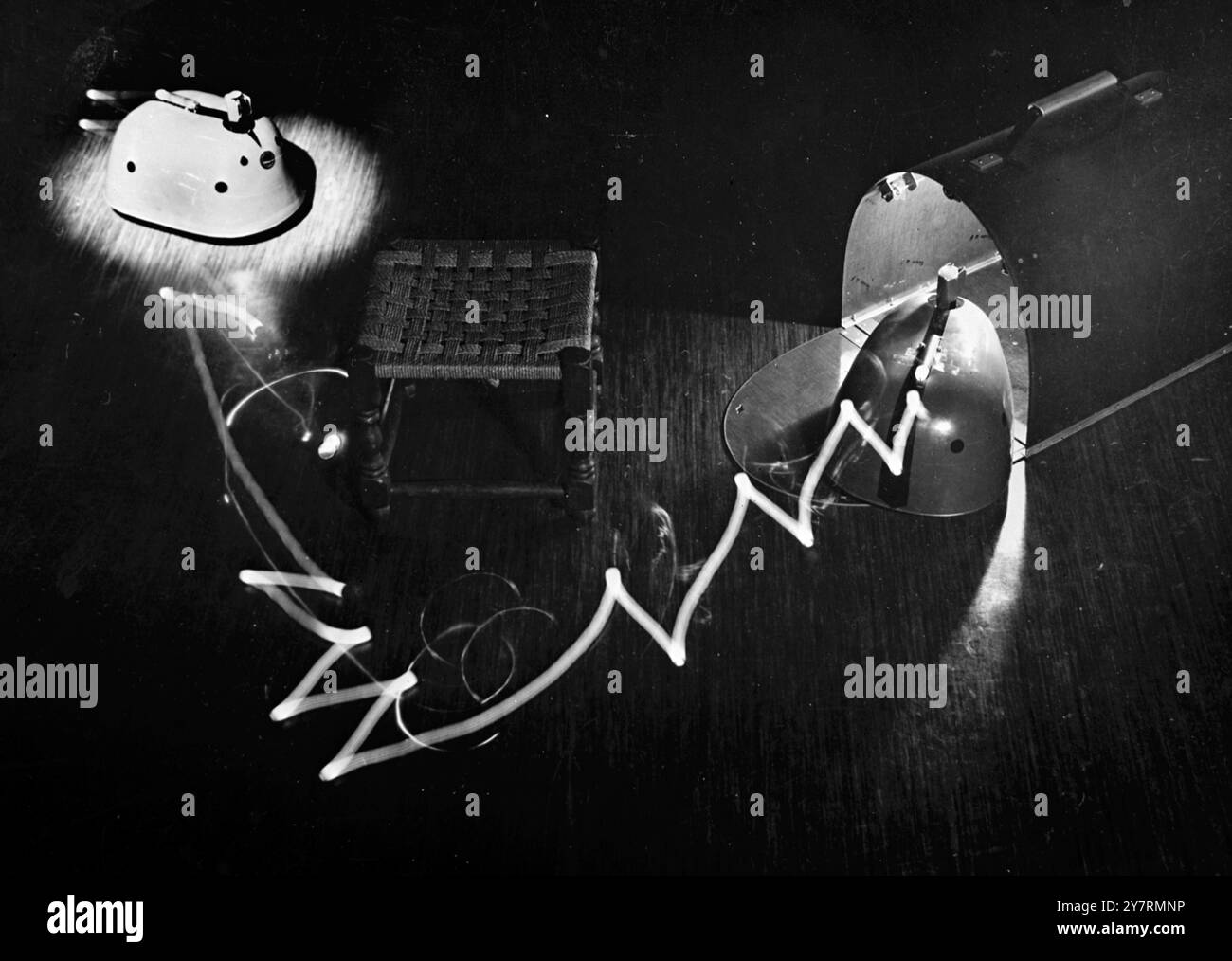 TARTARUGA MECCANICA CHE PENSA. Un animale robot elettrico simile a una tartaruga viene utilizzato dal dottor W. Grey Walter nelle sue ricerche sulla natura e la funzione del cervello. Le tartarughe sono controllate da un meccanismo che riproduce alcune delle funzioni elementari del cervello umano. Sono stimolati dalla luce e dal tatto in modo che un fascio di luce in una stanza buia attiri la tartaruga verso di essa e qualsiasi ostacolo nel percorso della macchina sarà arrotondato. Se alla macchina vengono offerte diverse fonti di luce alternative, ciascuna di esse viene esaminata a turno, perdendo interesse per ciascuna di esse man mano che diventa Foto Stock