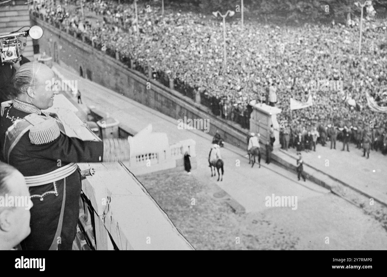 La foto di I.N.P. mostra un Franco sorridente che saluta alla grande folla nella piazza di fronte al Palazzo Nazionale. Foto di notizie internazionali. Foto Stock