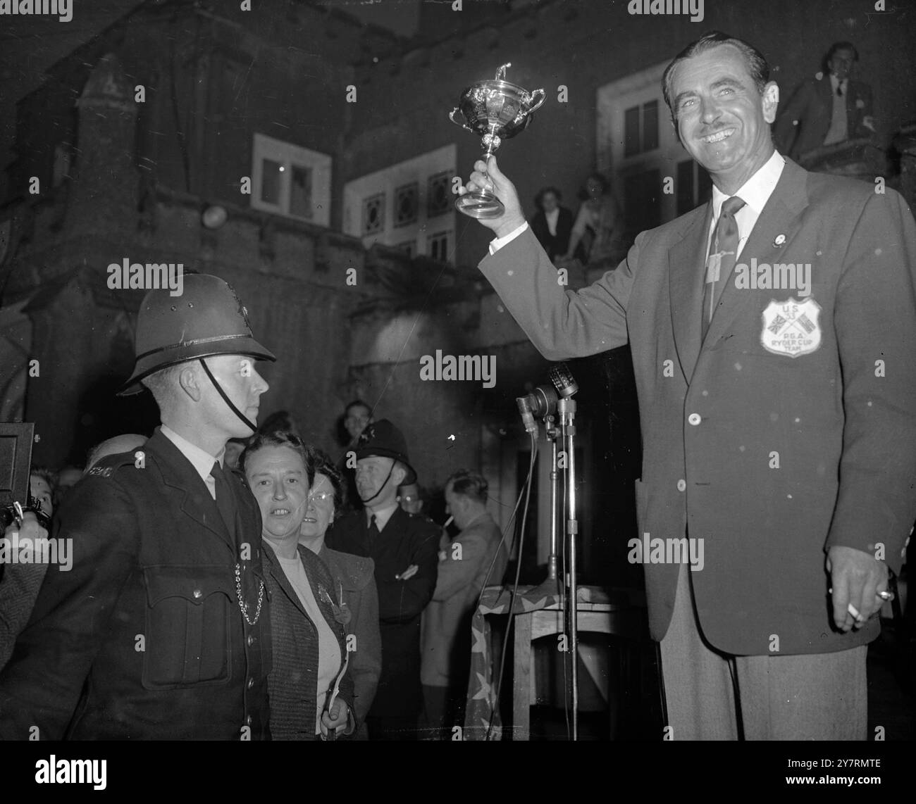 GLI STATI UNITI VINCONO LA RYDER CUP. 3.10.53. Gli Stati Uniti oggi hanno vinto la Ryder Cup a Wentworth, nel Surrey. La Gran Bretagna, dopo aver perso 3-1 anni nei quattordici di ieri, ha recuperato nelle partite singole di oggi per perdere di poco per 6-5½. LE FOTO DI I.N.P. MOSTRANO: Lloyd Mangrum, il capitano degli Stati Uniti, regge la coppa dopo la presentazione, osservata da un poliziotto inglese, che evidentemente ha gli occhi sulla coppa d'oro. FOTO DI NOTIZIE INTERNAZIONALI. Foto di J. Waldorf. Foto Stock