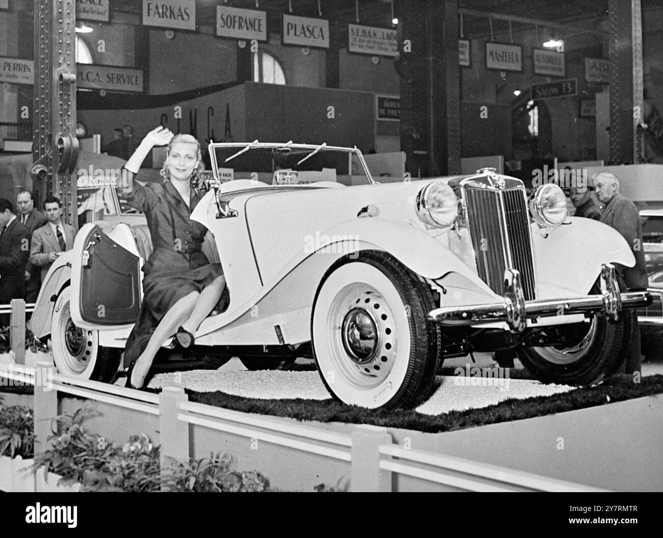 IL SALONE DELL'AUTOMOBILE DI PARIGI APRE IL 3.10.53. Più di 100 case automobilistiche e 1.200 produttori di accessori sono presenti al Salone Internazionale dell'Auto, inaugurato giovedì scorso nel Grand Palais di Parigi. Gli operai stavano ancora facendo aggiustamenti all'ultimo minuto quando il pubblico è stato ammesso il giorno di apertura. La foto INP mostra l'auto sportiva MG britannica, dotata di un motore 1.250 CC OHV che sviluppa una potenza frenante di 54 cavalli. Con l'auto c'è l'attrice francese Andree Debar. Foto di notizie internazionali. Foto Stock