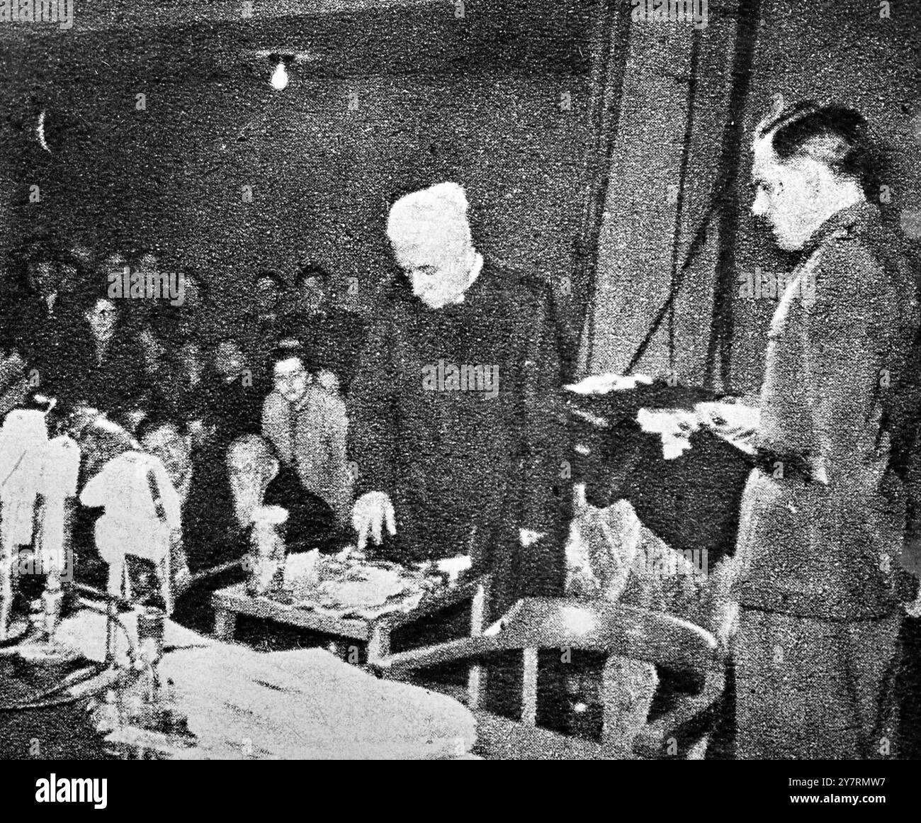 I COMUNISTI POLACCHI PROVANO I SACERDOTI CATTOLICI 2.10.53. All'inizio di quest'anno è stata avviata una campagna comunista contro la Chiesa cattolica in Polonia, con il processo di importanti ecclesiastici con l'accusa di spionaggio. Le foto del processo sono appena arrivate in Occidente attraverso Vienna. La foto di I.N.P. mostra il sacerdote Brzycki con parte del denaro utilizzato nelle attività di spionaggio dei sacerdoti cattolici. Una scena durante il processo. Foto di notizie internazionali. Foto Stock