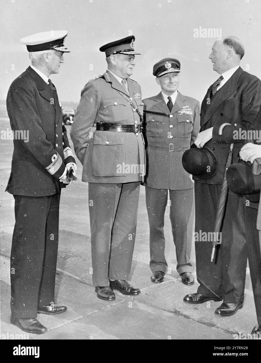 IL NUOVO ALTO COMMISSARIO ARRIVA IN GERMANIA NEL 2.10.53. Il nuovo alto Commissario britannico in Germania, il 53enne Sir Frederick Hoyer Millar, arrivò lì per assumere le sue funzioni martedì. Sir Frederick, che ha rappresentato la Gran Bretagna al consiglio NATO negli ultimi tre anni, sostituisce Sir Ivone Kirkpatrick, che ora è sottosegretario permanente al Ministero degli Esteri. La foto mostra Sir Frederick Millar (a destra) che chatta con il generale Gale (il secondo da sinistra), che comanda l'esercito britannico del Reno. Foto di NterNational News Foto Stock
