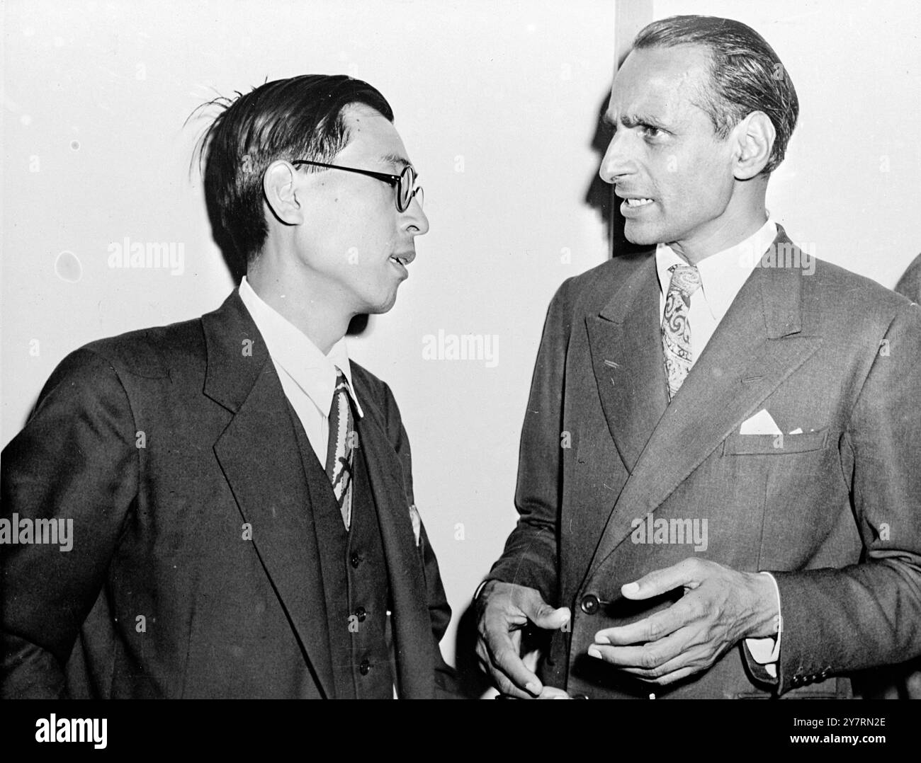 UOMINI DALL'EST SI INCONTRANO AL MARGATE 2.10.53. Un ricevimento civico è stato dato ai Winter Gardens di Margate, per i membri del Partito Laburista che hanno partecipato alla 52a conferenza annuale lì. La foto di I.N.P. mostra il signor Fujimaki (a sinistra) di Tokyo, segretario di 30 anni del Dipartimento di ricerca per il Partito socialdemocratico del Giappone (ala destra) che chattava con il signor Ayana Deva Angadi, autrice indiana e docente di affari internazionali. Foto di notizie internazionali Foto Stock