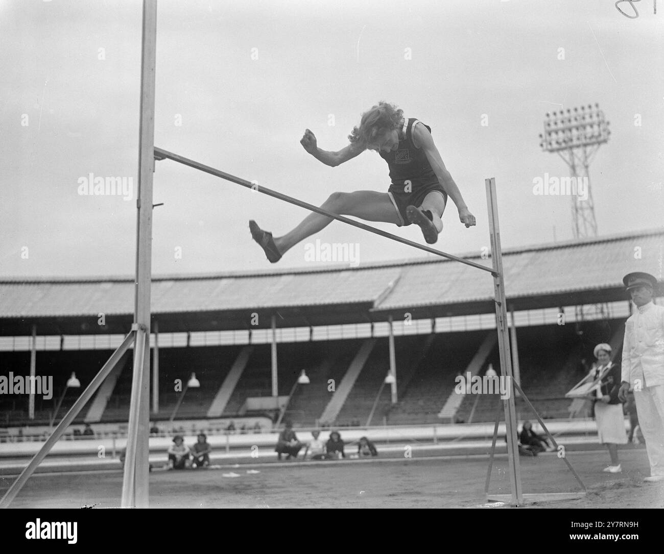 LA MADRE HA UNA GIORNATA IMPEGNATIVA ALLA CITTÀ BIANCA, SIGNORA Dorothy Tyler (Mitchum Athletic Club), la detentrice, che gareggia nell'High Jump, che ha vinto al Women's amateur Athletic Association Track and Field Championships allo stadio White City di Londra. Signorina. Tyler, madre di due figli, salto in alto per la Gran Bretagna ai Giochi Olimpici di Berlino del 1936. Un'atleta versatile lancia anche il giavellotto e gli ostacoli, è stata iscritta a quattro eventi nei campionati di oggi. 9 luglio 1949 Foto Stock