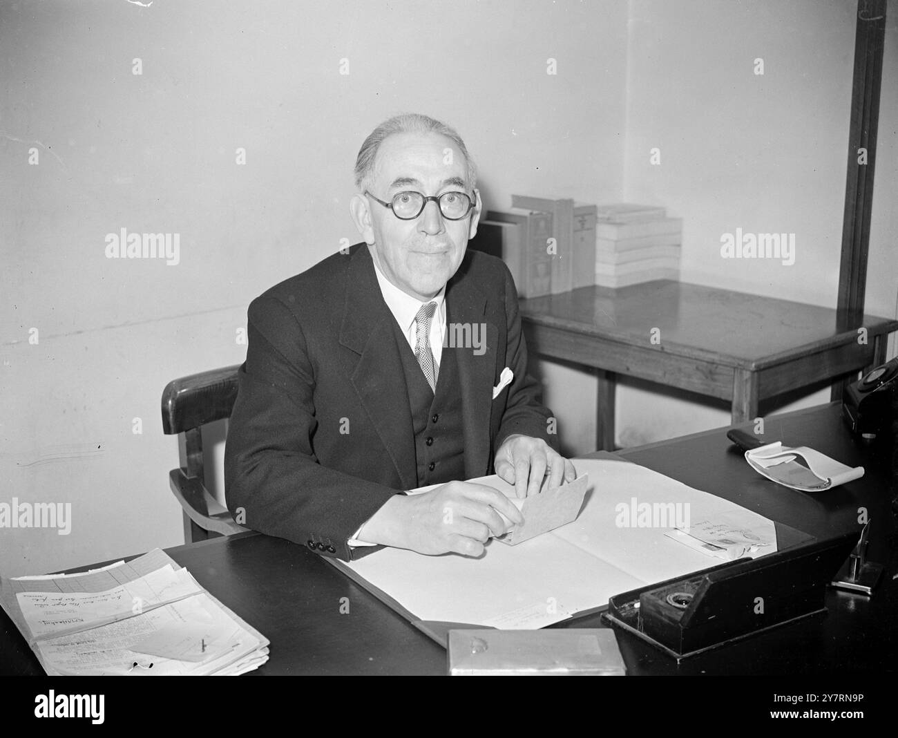 NUOVO AMBASCIATORE A JABAL MR. ALFRED JOHN GARDNER , C.M.G , C.B.E. , Consigliere del Ministero degli Esteri, nominato Ambasciatore straordinario e plenipotenziario a Kabul Afghanistan , in successione a Sir GILES SQUIRE . Sig. Gardner , che ha 53 anni , prestò servizio nella prima guerra mondiale e superò un esame come vice- console di prova presso il servizio consolare del Levante nel 1920 . Cinque anni dopo fu nominato vice console a Bushire , poi , dopo essere stato console generale ad interim a Tangeri , fu promosso console nel 1934 e console generale ad interim nel 1935 . Era un Foto Stock NUOVO AMBASCIATORE A JABAL MR. ALFRED JOHN GARDNER , C.M.G , C.B.E. , Consigliere del Ministero degli Esteri, nominato Ambasciatore straordinario e plenipotenziario a Kabul Afghanistan , in successione a Sir GILES SQUIRE . Sig. Gardner , che ha 53 anni , prestò servizio nella prima guerra mondiale e superò un esame come vice- console di prova presso il servizio consolare del Levante nel 1920 . Cinque anni dopo fu nominato vice console a Bushire , poi , dopo essere stato console generale ad interim a Tangeri , fu promosso console nel 1934 e console generale ad interim nel 1935 . Era un Foto Stock