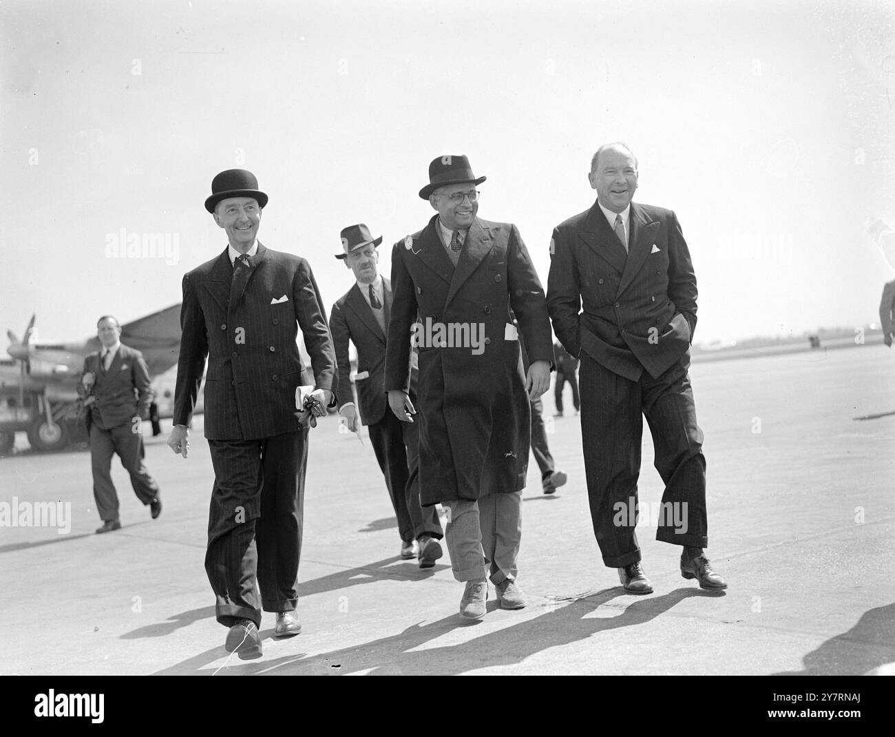 L'inviato pakistano, all'arrivo all'aeroporto di Londra per la conferenza del primo ministro del Commonwealth che si terrà a Londra giovedì, è Mohammed Ikrumullah, capo del ministero degli affari esteri pakistano. 19 aprile 1949 Foto Stock