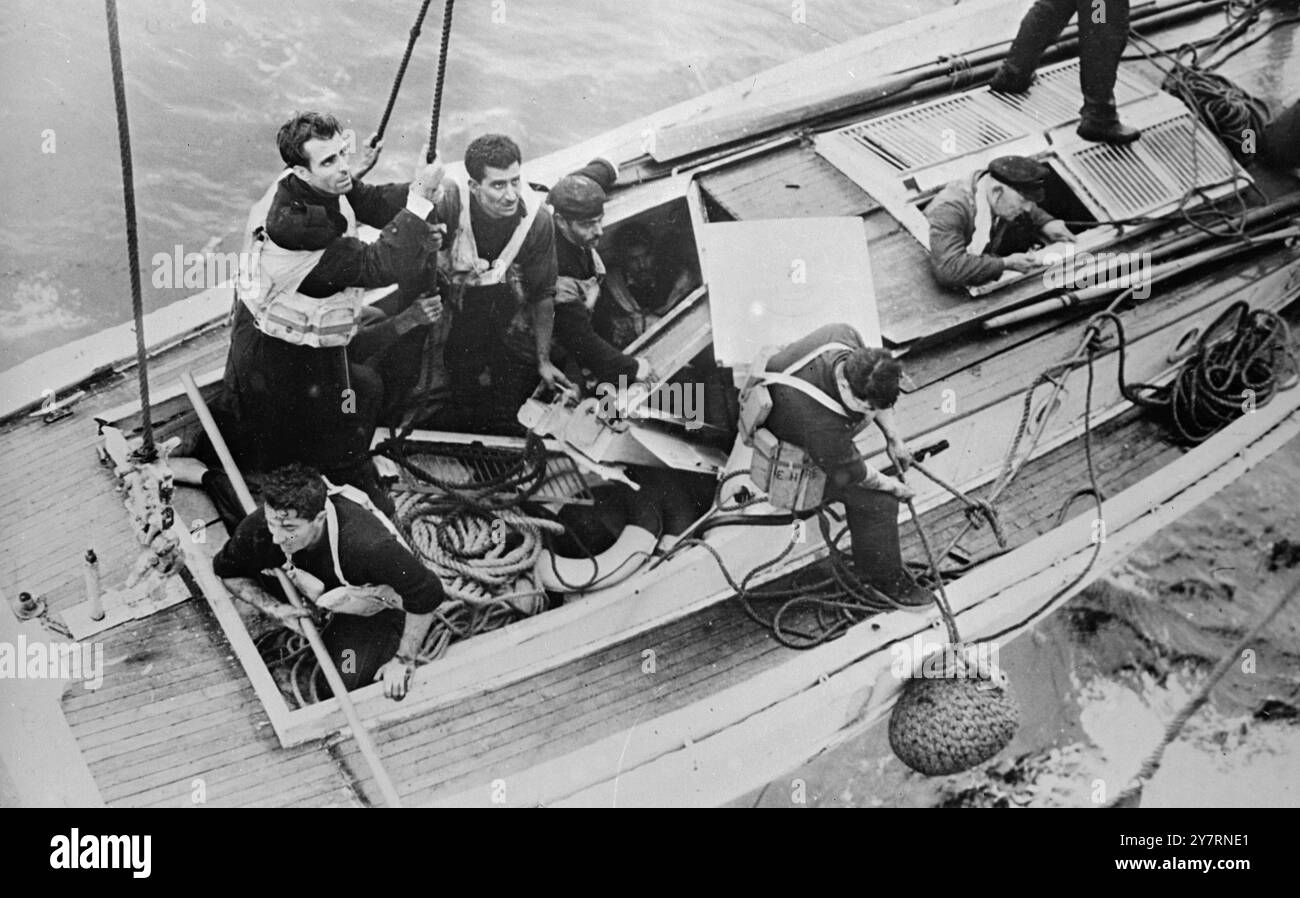 71516 I FRANCESI SALVANO Una scialuppa di salvataggio dall'"Ile de France" aiuta ad annegare i passeggeri del piroscafo Greenville, naufragato durante una tempesta. Foto di notizie internazionali. Foto Stock