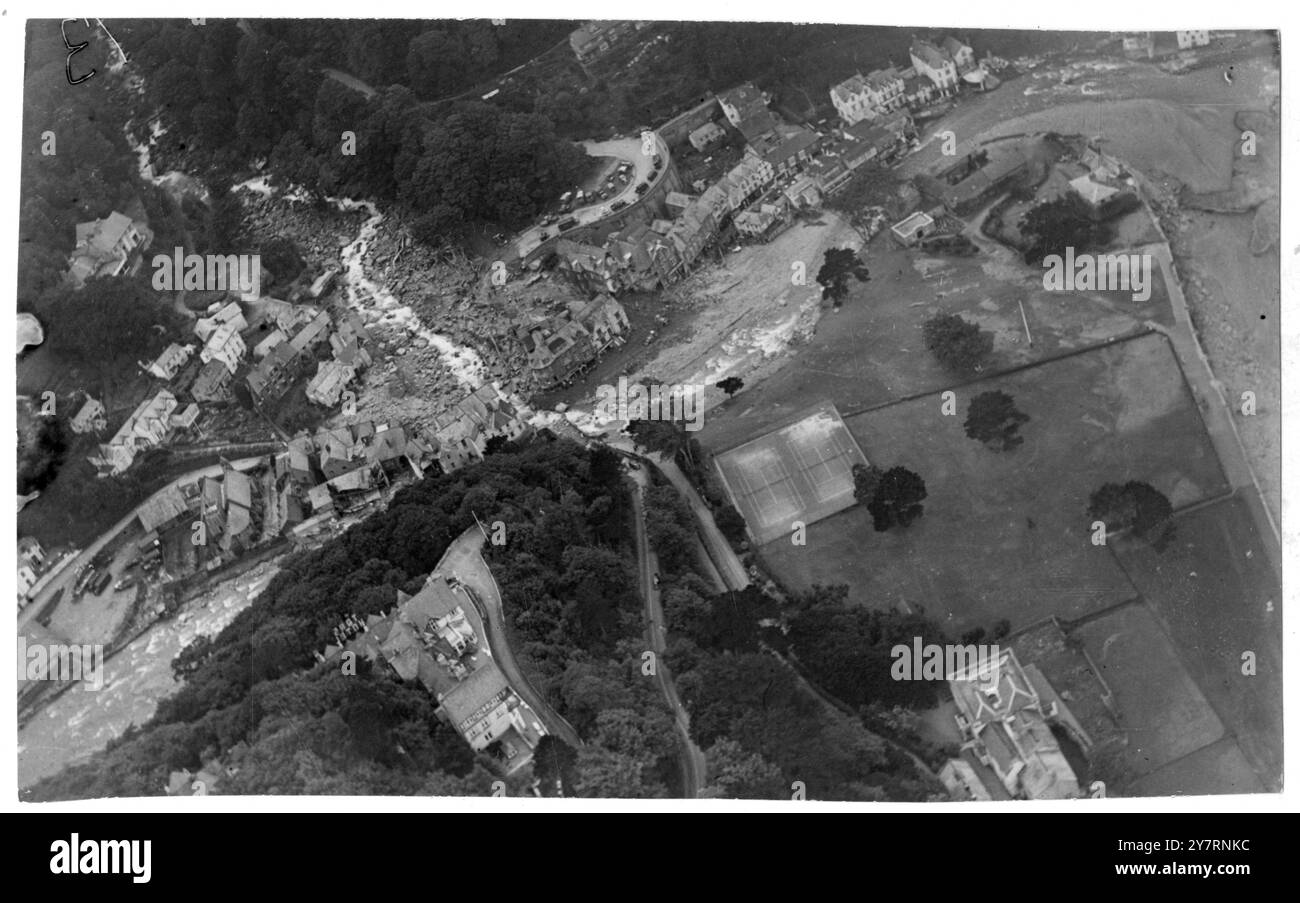 IMMAGINI DALL'ALTO. QUANDO LE INONDAZIONI SONO ARRIVATE A LYNMOUTH. Lynmouth, Devonshire: Un fiume dove un tempo non c'era stato: Un ponte disintegrato e una strada: Mezzo crollato ospita tutti gli effetti delle acque alluvionali che sommersero nell'incantevole cittadina di Lynmouth, nel Devon settentrionale. E con le inondazioni arrivarono morte e distruzione. 18 agosto 1952 Foto Stock