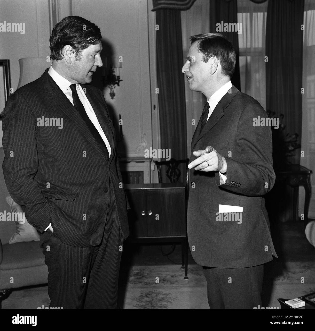 SVEDESE VISITORLONDON: L'on. Destro Anthony Crosland (a sinistra), Segretario di Stato del governo locale e pianificazione regionale di Britiano, parla con il primo ministro svedese Olaf Palme, all'Hotel London di quest'ultimo questa mattina. Ieri sera il leader svedese è arrivato a Londra per una visita di tre giorni, durante la quale avrà colloqui con il Premier britannico Harold Wilson e con il leader dell'opposizione parlamentare Edward Heath. 7 aprile 1970 Foto Stock