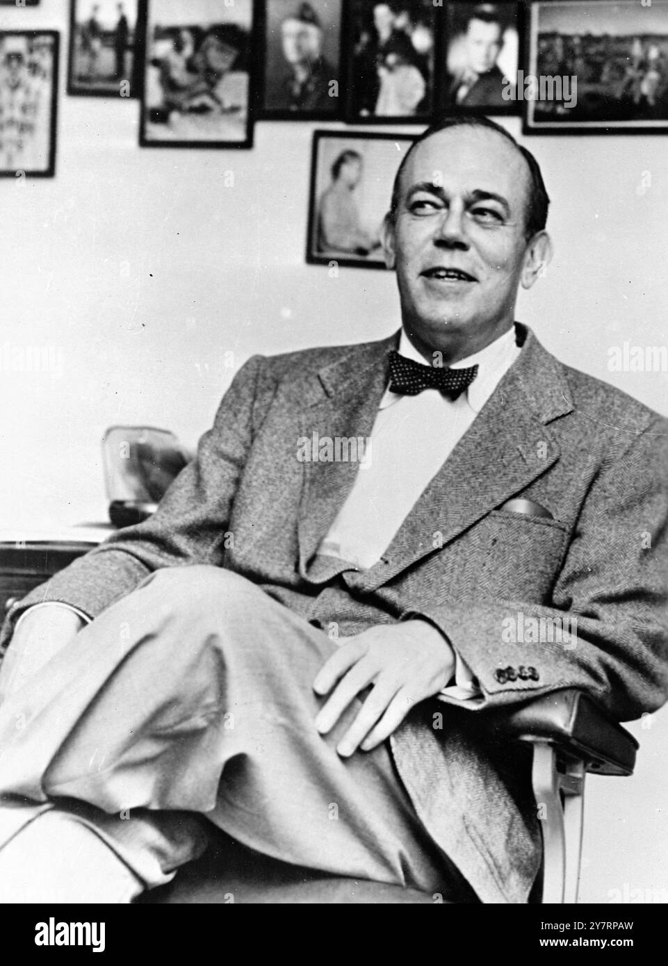 L'UOMO CHE PENSA CHE BERIA SIA LIBERO - 22.9,53. - Colonnello Ulio (Pete) Amoss, che lavora con il Mc. Carthy - sottocommissione del Senato ed è anche presidente della International - Services Information Foundation, afferma di essere stato contattato - da un maggiore sovietico che gli ha detto che l'ex capo della polizia russa, Lavrenti P. Beria, è fuggito e sta chiedendo asilo. - La foto dell'I.N.P. mostra il colonnello Amoss nel suo studio. - 1/PJ/71292 - foto di notizie internazionali Foto Stock