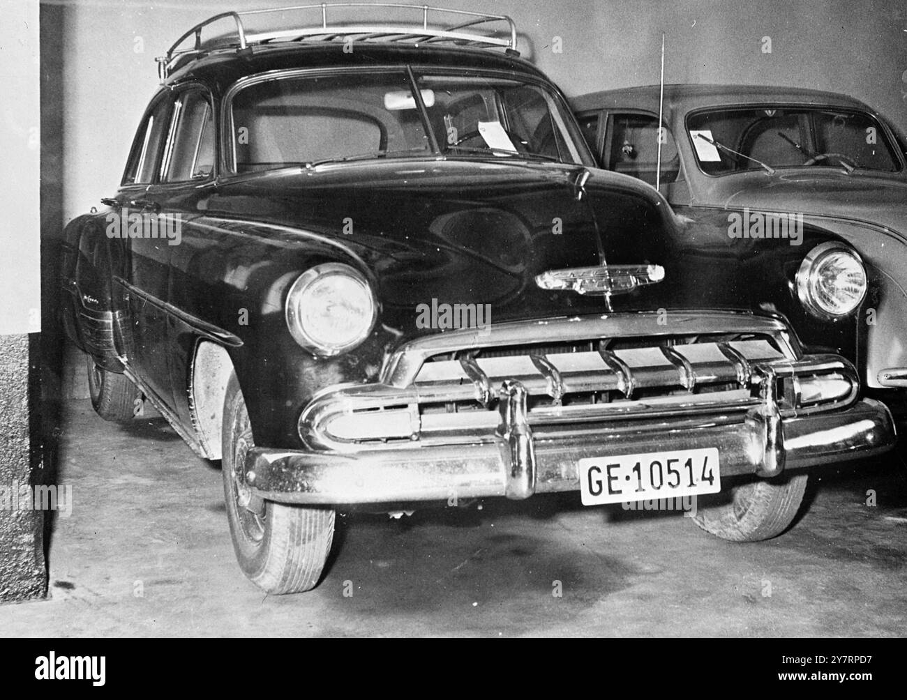 L'ONOREVOLE MACLEAN HA RIFERITO DIETRO LA CORTINA DI FERRO. - IIA19.9.53. - La signora Maclean, moglie del diplomatico scomparso - Donald Maclean, si crede che ora sia - dietro la cortina di ferro. Il testimone che ha visto - la signora Maclean era Emil Vasnicek, aporter alla stazione Ovest di Vienna, - MOSTRA LE FOTO DI I.N.P. :- Ecco l'auto Maclean trovata - otto giorni dopo la sua uscita - in un garage di Losanna, il suo numero - è G e 10514. - 2/EM/ - 71225. Foto di notizie internazionali. Foto Stock