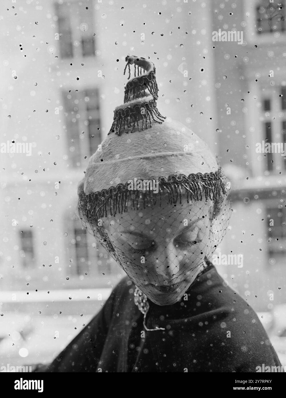 MOSTRA AUTUNNALE DELLE MODE DEI CAPPELLI LADY NEWBOROUGH. 14.9,53. SPETTACOLI FOTOGRAFICI I.N.P.: Pagoda, uno dei tanti cappelli in mostra al Lady Newborough's Hat Show. Foto di notizie internazionali. Foto di J. Davies Foto Stock