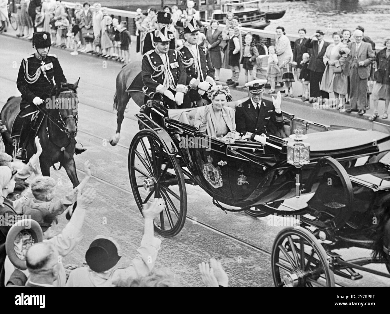 LA REGINA GIULIANA E IL PRINCIPE BERNHARD ATTRAVERSANO AMSTERDAM IN CARROZZA APERTA. 10.9,53. SPETTACOLI FOTOGRAFICI I.N.P. H.R.H. la regina Juliana e il principe Bernhard hanno fotografato in carrozza aperta per le strade di Amsterdam, allietati da folle di persone. Foto Stock