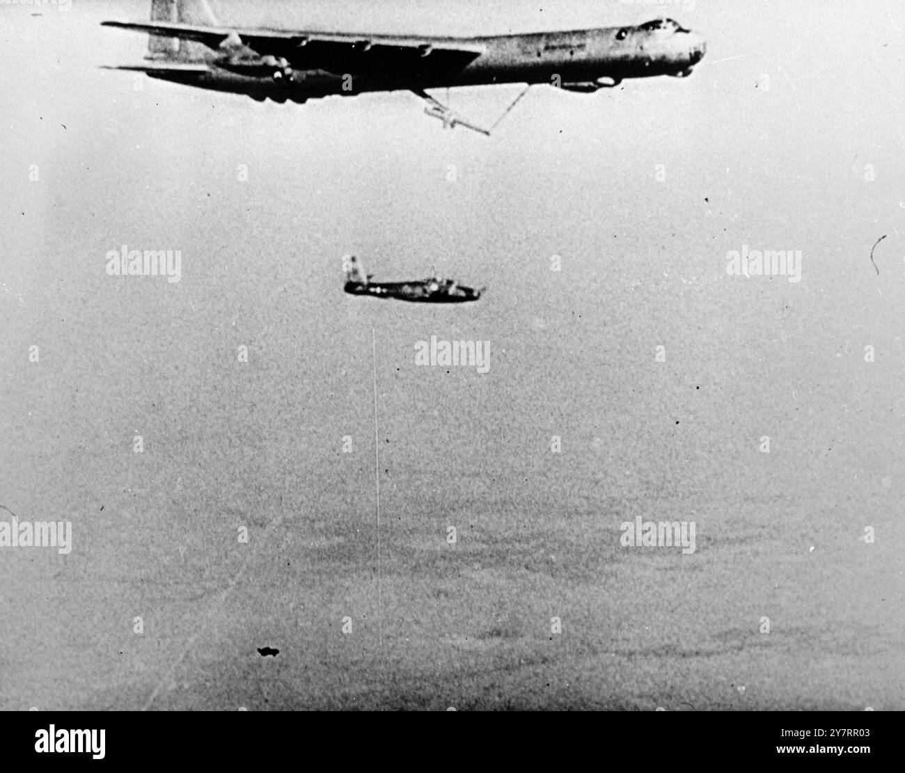 1 PORTAEREI AIRERAFT IN AZIONE - WASHINGTON. DC - questi scatti di notizie mostrano l'operazione del Convair - RB-36 D Carrier Aircraft, il cui sviluppo è stato - annunciato recentemente dalla U.S.Air Force, la portaerei - l'imbarcazione trasporta all'interno della sua area bombardieri un Republic YRF-84 - combattente parassita che può essere rilasciato in volo e - prelevato di nuovo dal 'Mother Aircraft'. Seguendo la sequenza - da sinistra a destra- - L. Il piccolo combattente che lascia l'aereo madre per un volo. - 2. Il combattente 'case' alla nave madre; - 3. Il libro dell'aereo madre è esteso qui e il combattente è inc Foto Stock