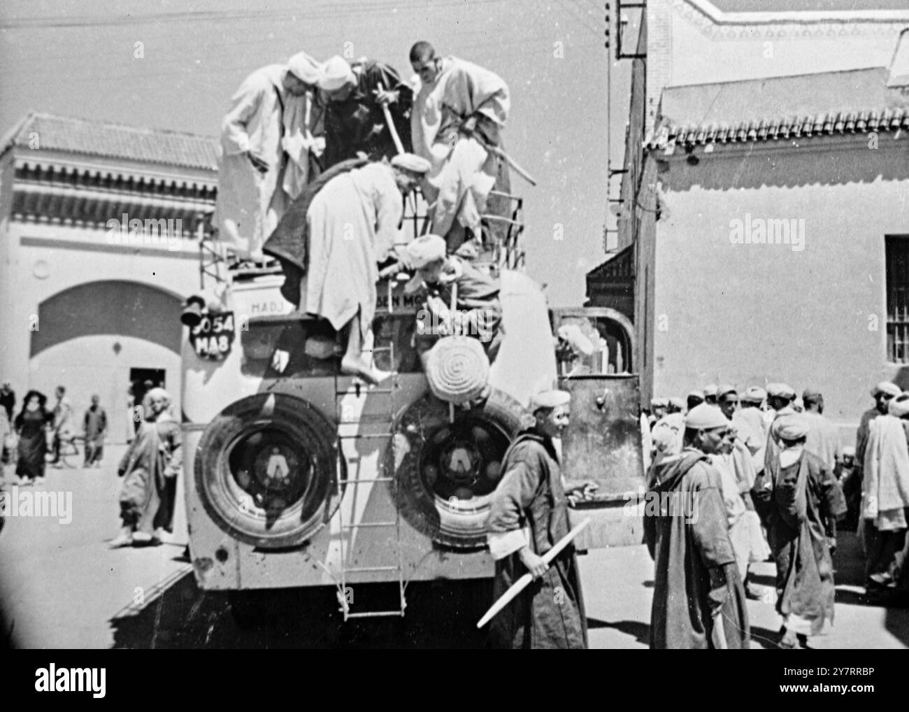 LA FRANCIA TEME UNA GUERRA CIVILE IN MAROCCO 19.8,53. Il 75enne pascià di Marrakech sta guidando una rivolta contro il 43enne sultano del Marocco, Sidi Mohammed, e anche se gli scontri tra le due forze rivali hanno portato finora solo a poche morti, il governo francese teme che possa scoppiare una guerra civile. La foto di I.N.P. mostra le tribù berbere, i sostenitori di El Glaoui, pascià di Marrakech, arrivano a Marrakech armati di bastoni per difendersi dai sostenitori del sultano. Gli uomini del pascià non hanno causato alcuna violenza finora. Foto di notizie internazionali Foto Stock